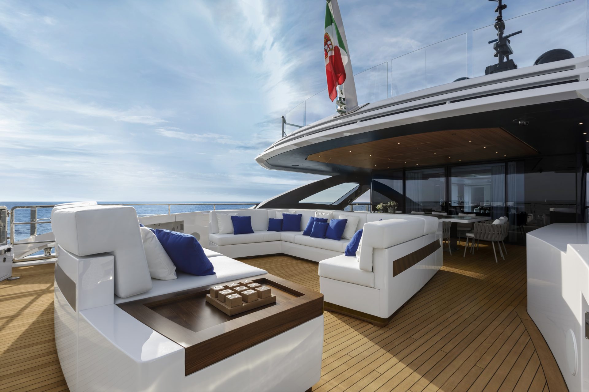 Deck lussuoso di uno yacht Mangusta al tramonto.