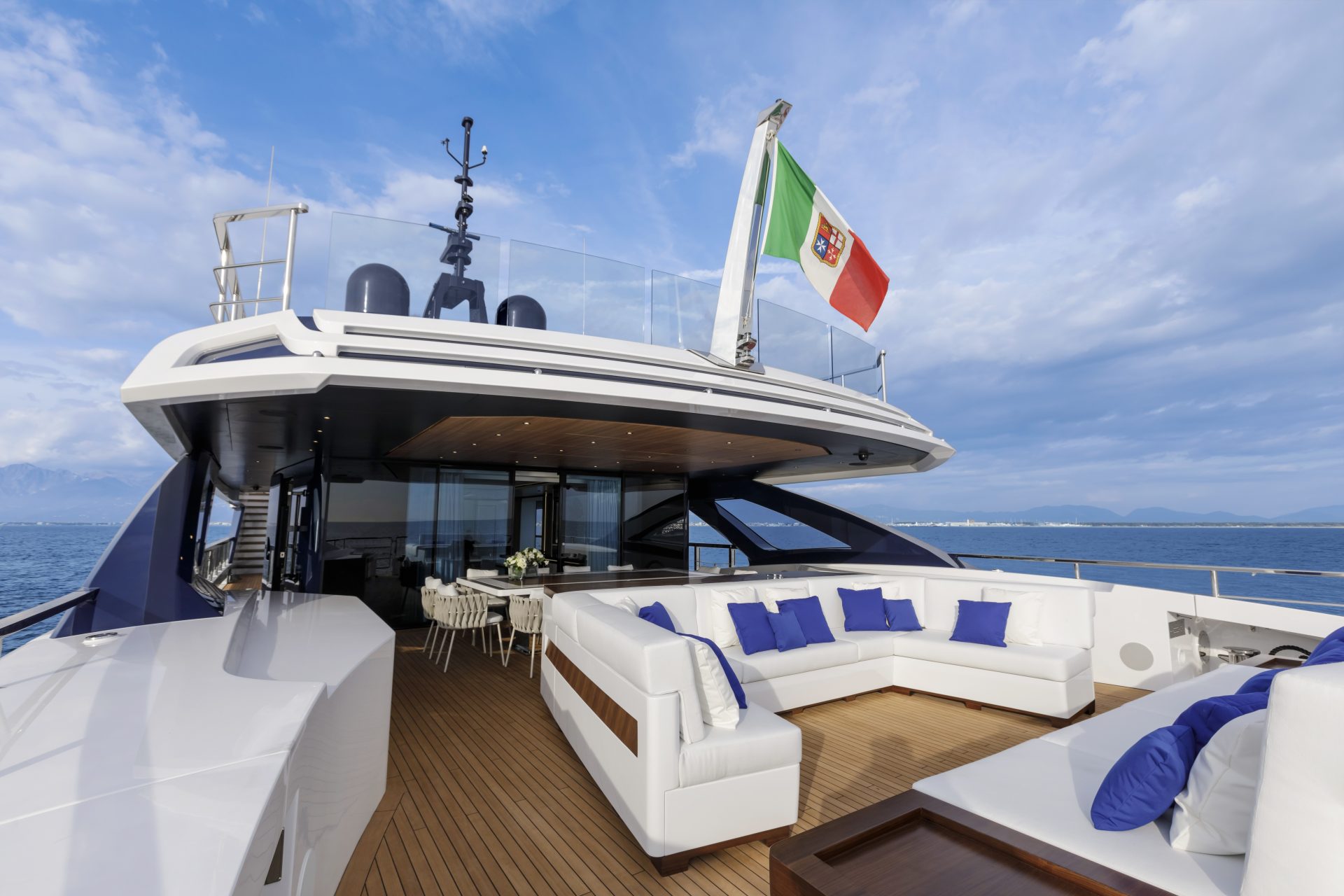 Zona lounge esterna di Mangusta Yachts elegante e lussuosa.