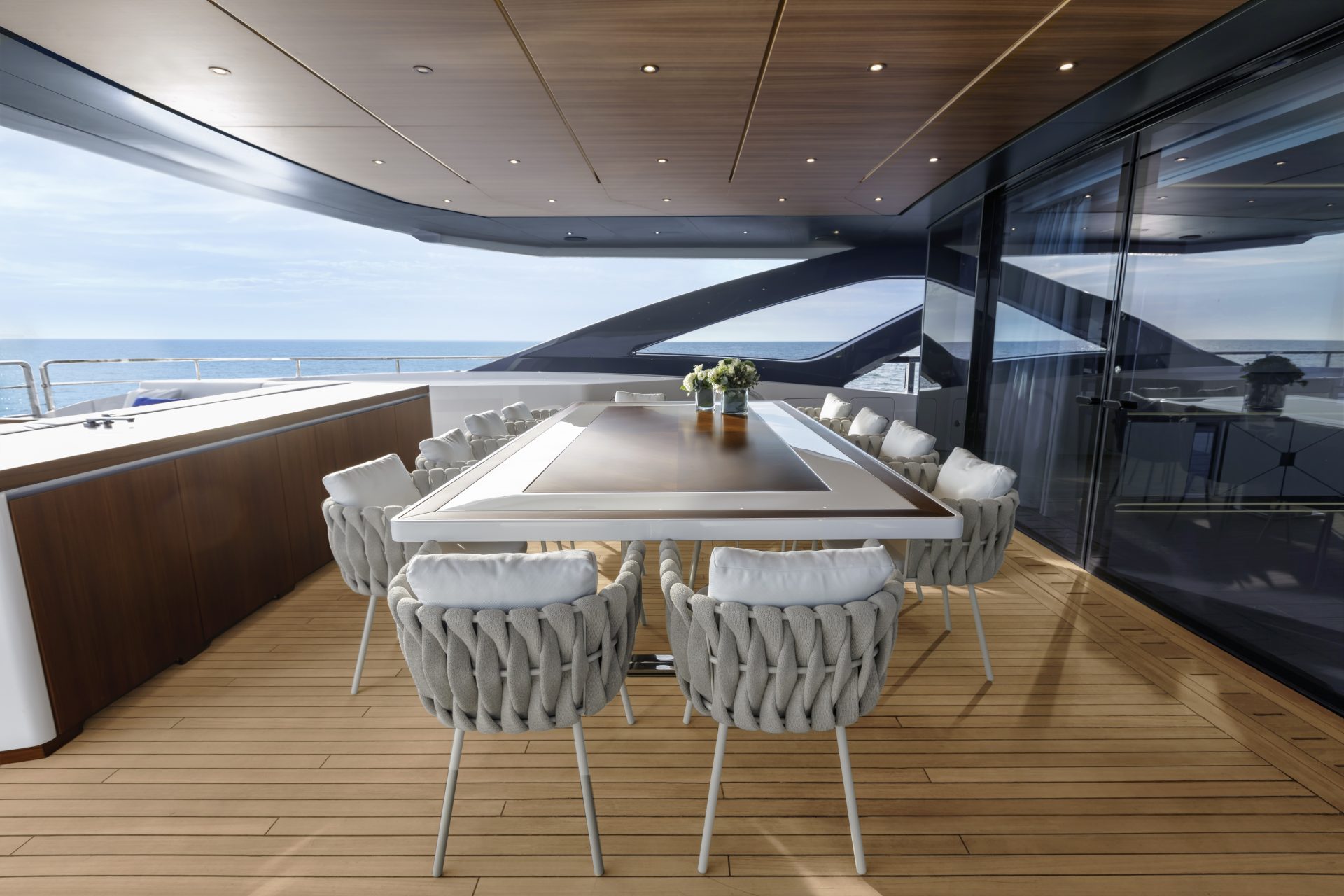 Terrazza elegante su yacht Mangusta con vista mare.