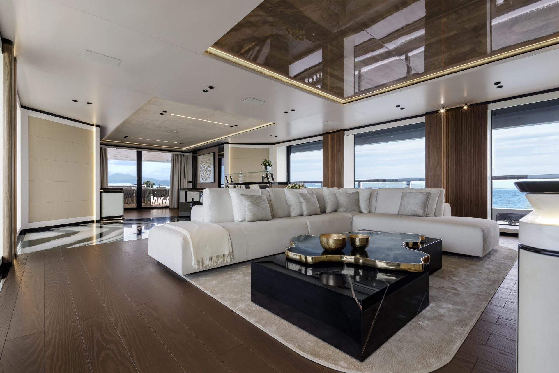 Salotto moderno Mangusta Yachts, eleganza e design.