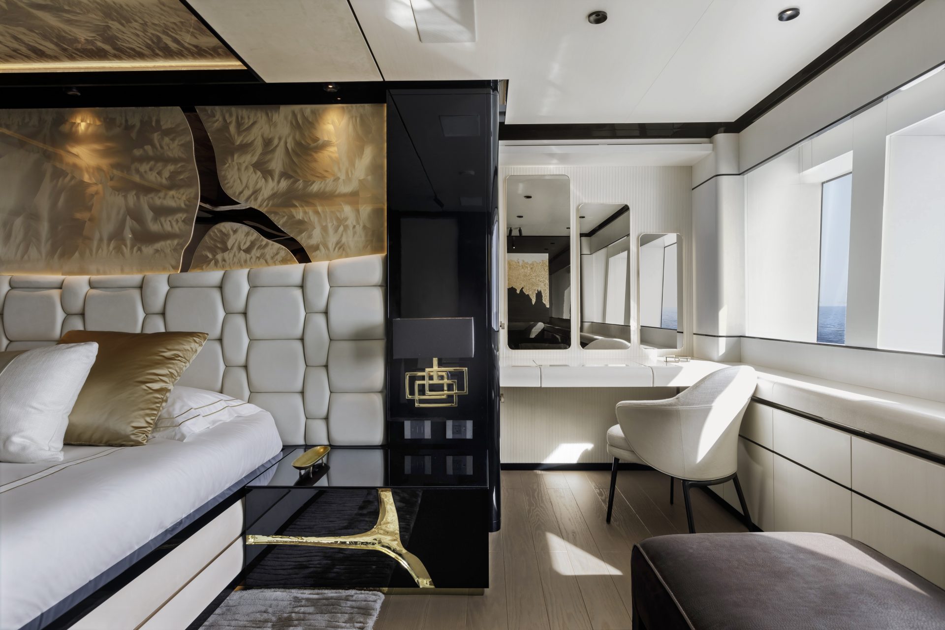 Interni eleganti cabina Mangusta Yachts con vista mare.