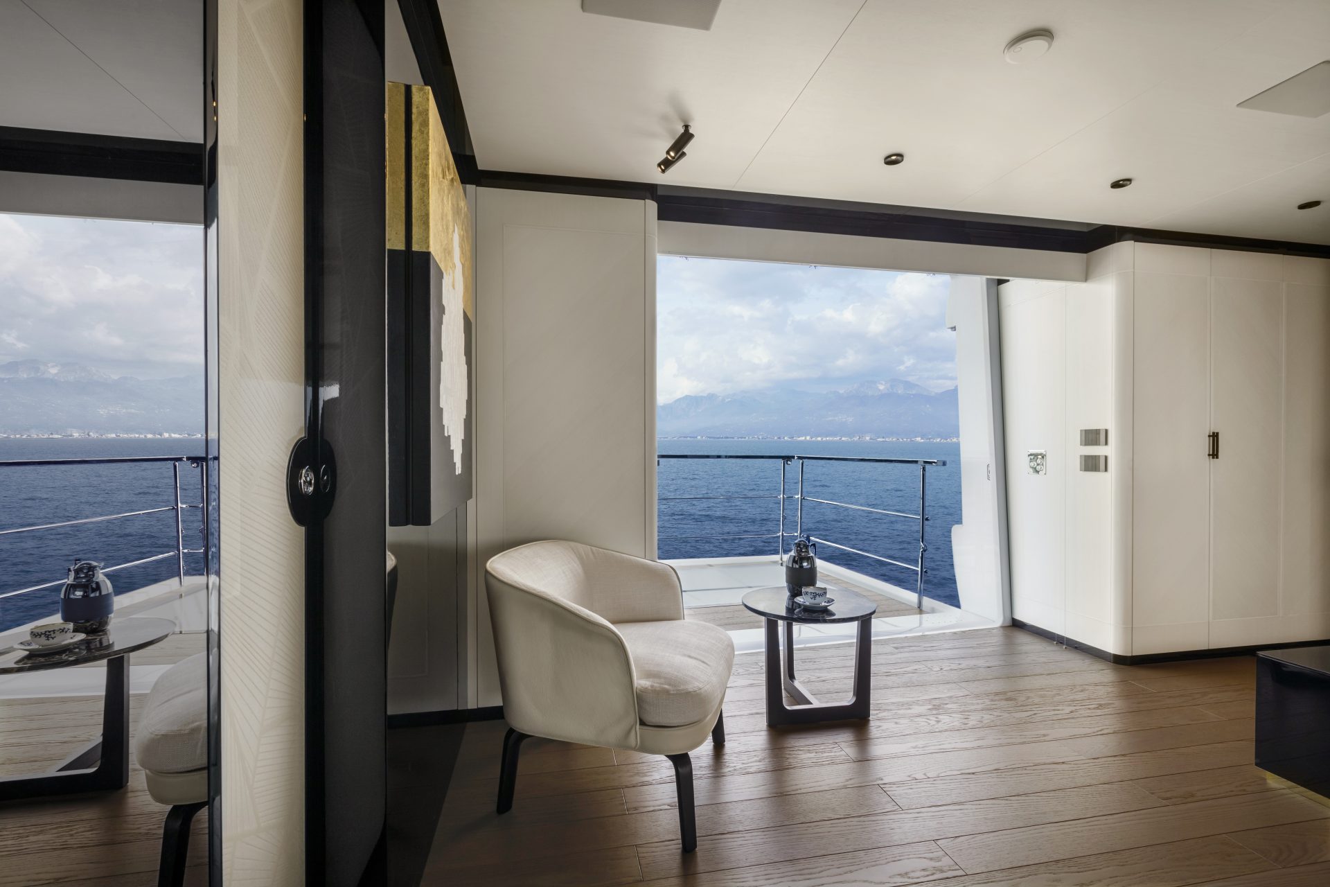 Salotto yacht Mangusta con vista mare e montagna