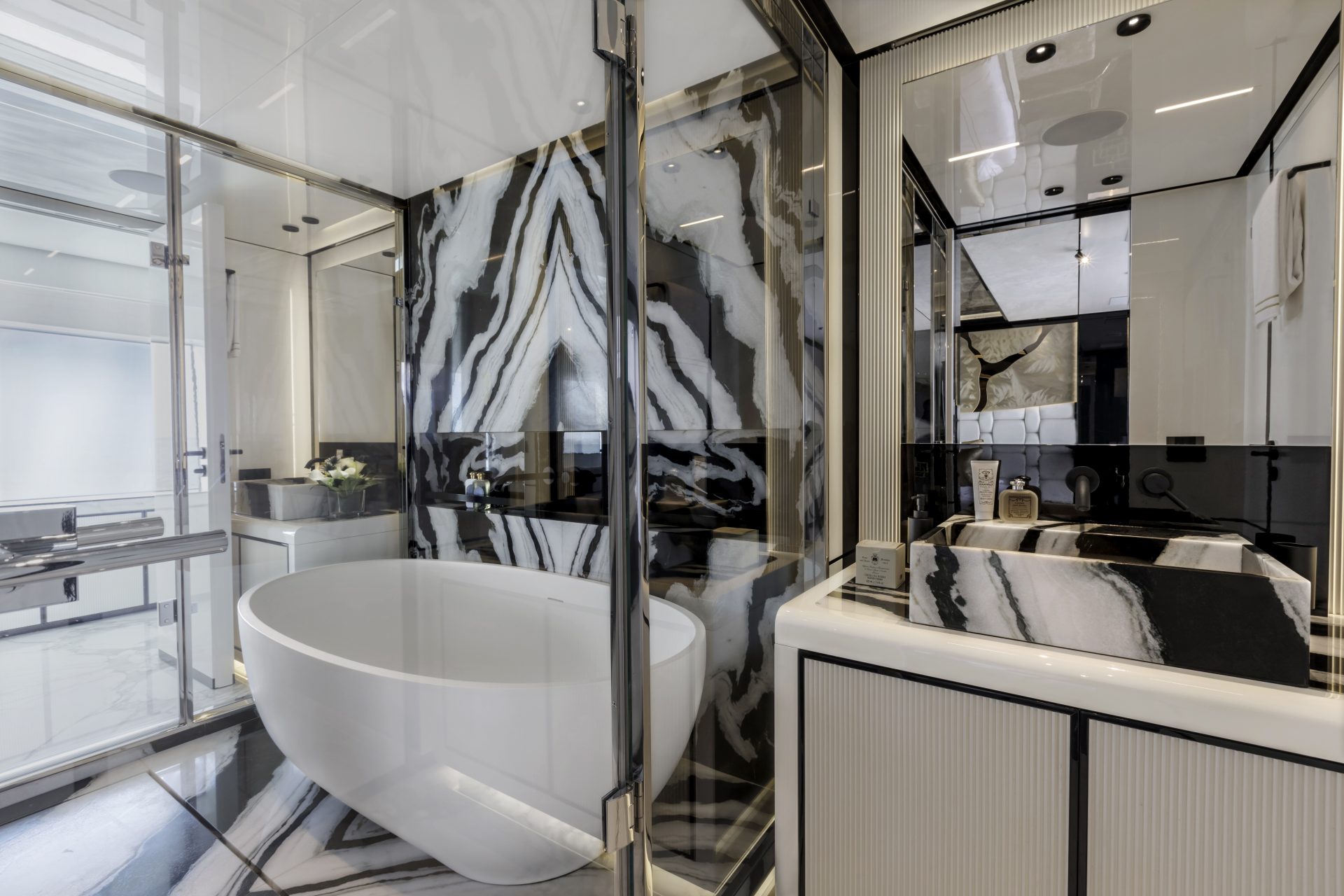 Interni lussuosi bagno, design moderno in bianco e nero.