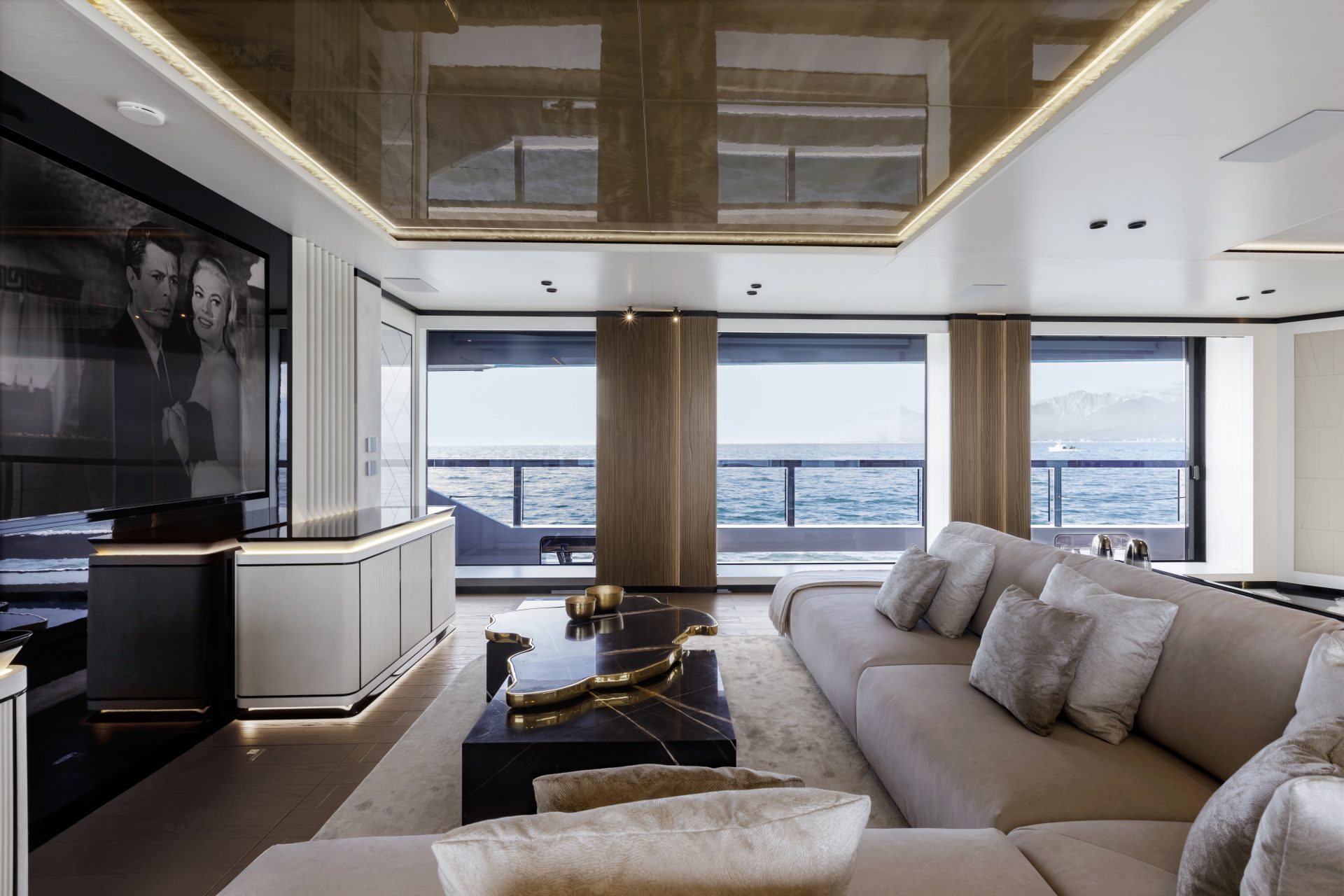 Salone di lusso su yacht Mangusta con vista mare