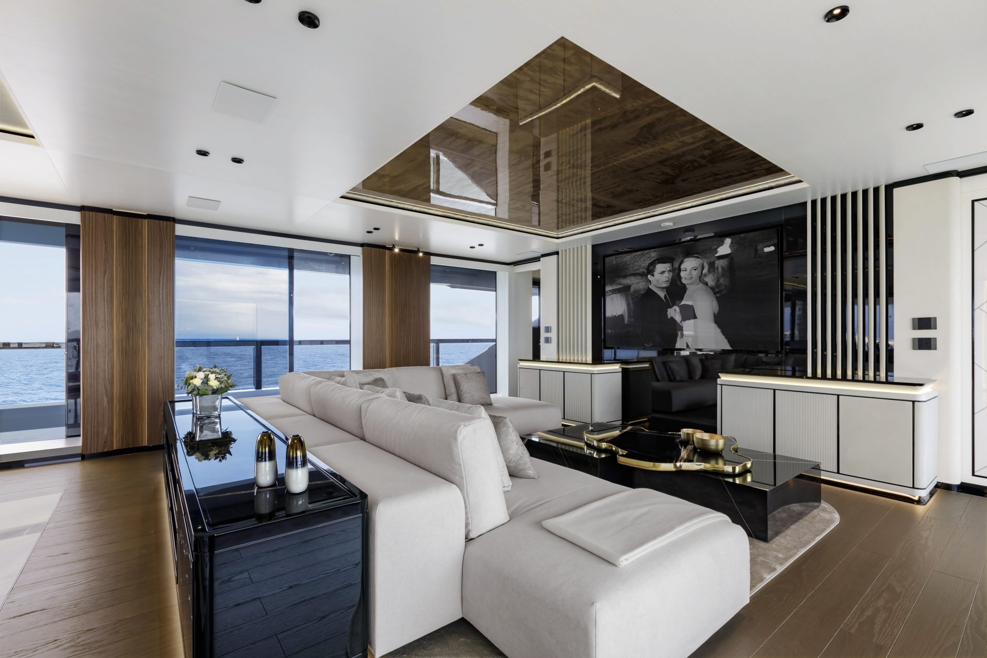 Salone di lusso con vista mare su Mangusta Yachts