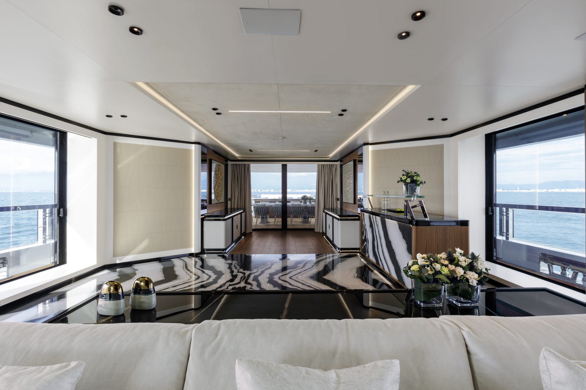 Interni di lusso dello yacht Mangusta, salone elegante.