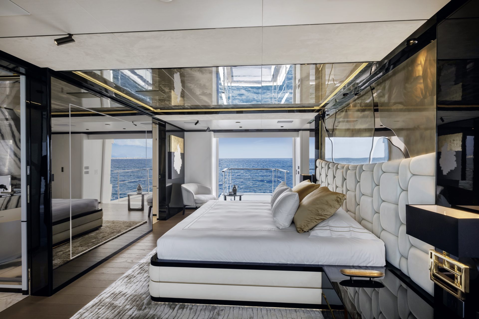 Lussuosa cabina Mangusta Yachts con vista sul mare.