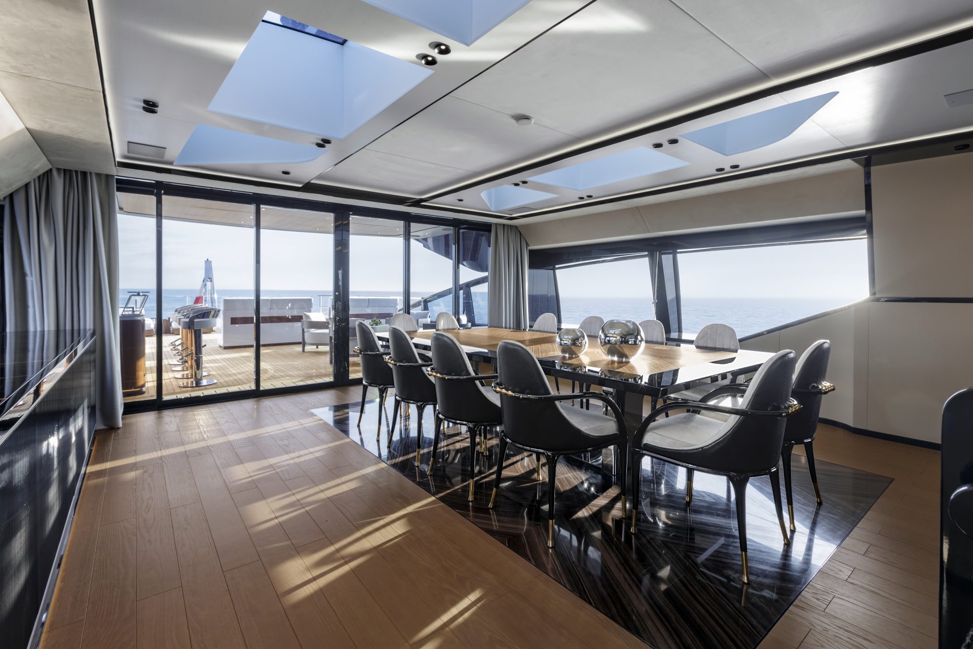 Sala da pranzo lussuosa sullo yacht Mangusta Yachts