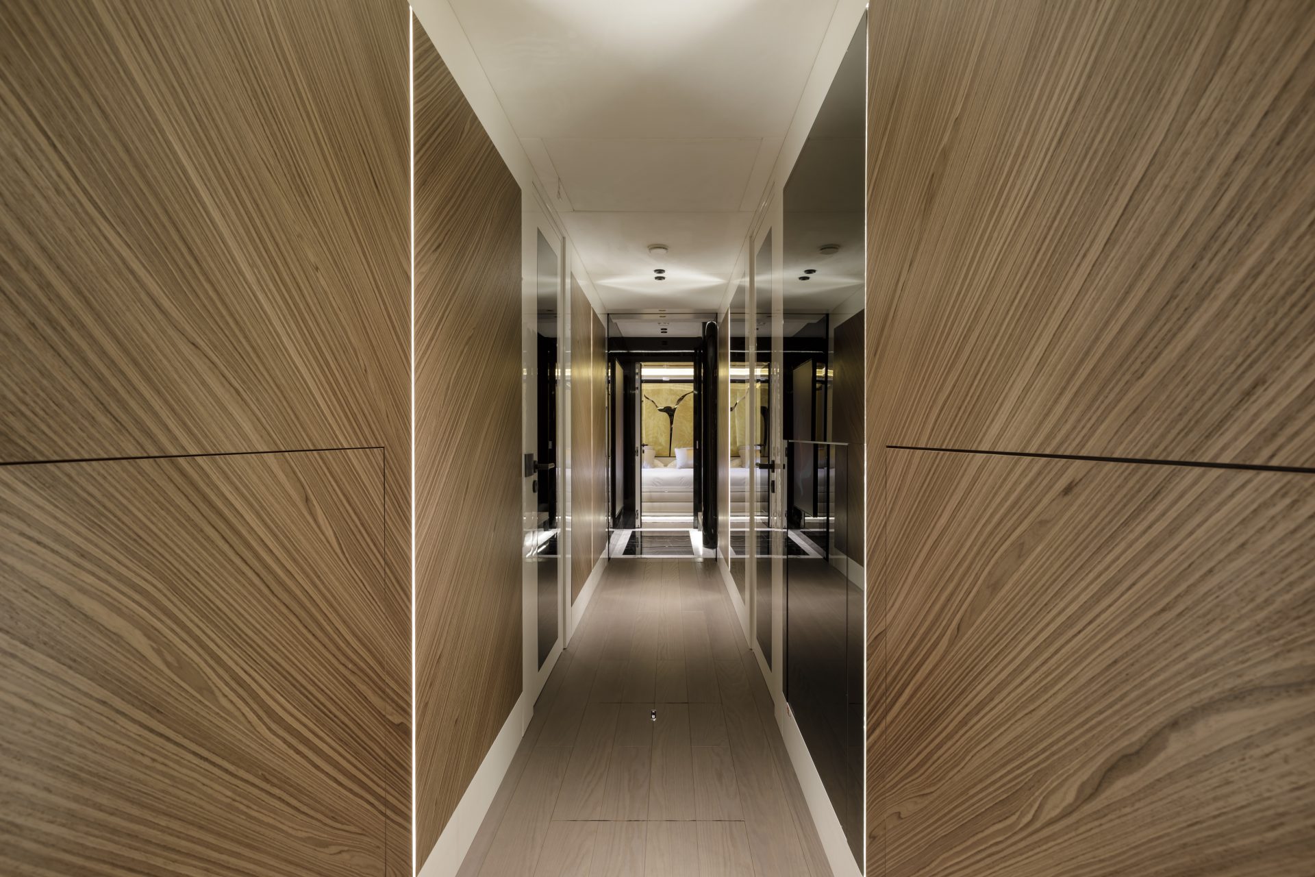 Corridoio elegante di uno yacht Mangusta
