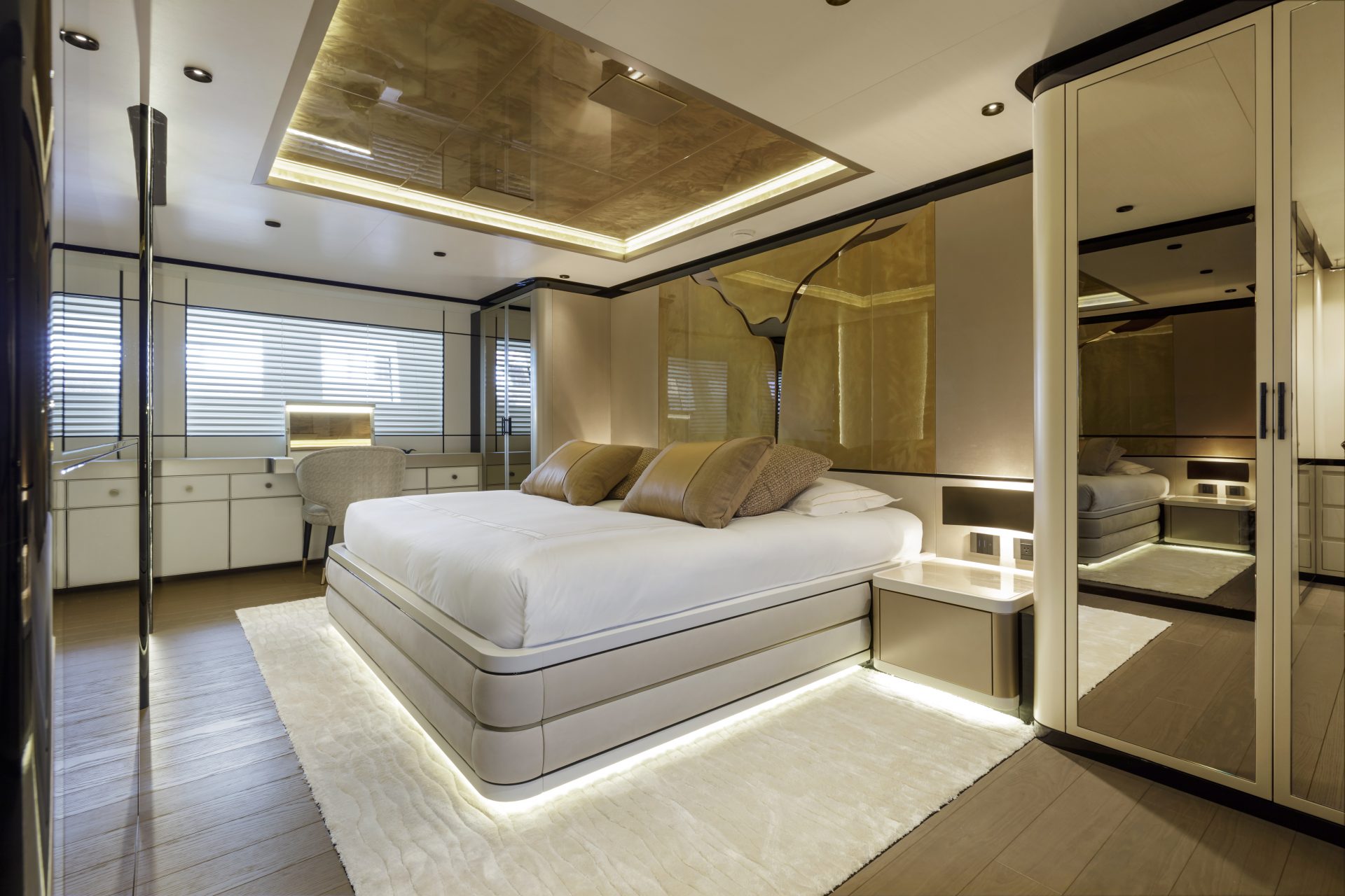 Cabina yacht Mangusta con letto matrimoniale elegante.