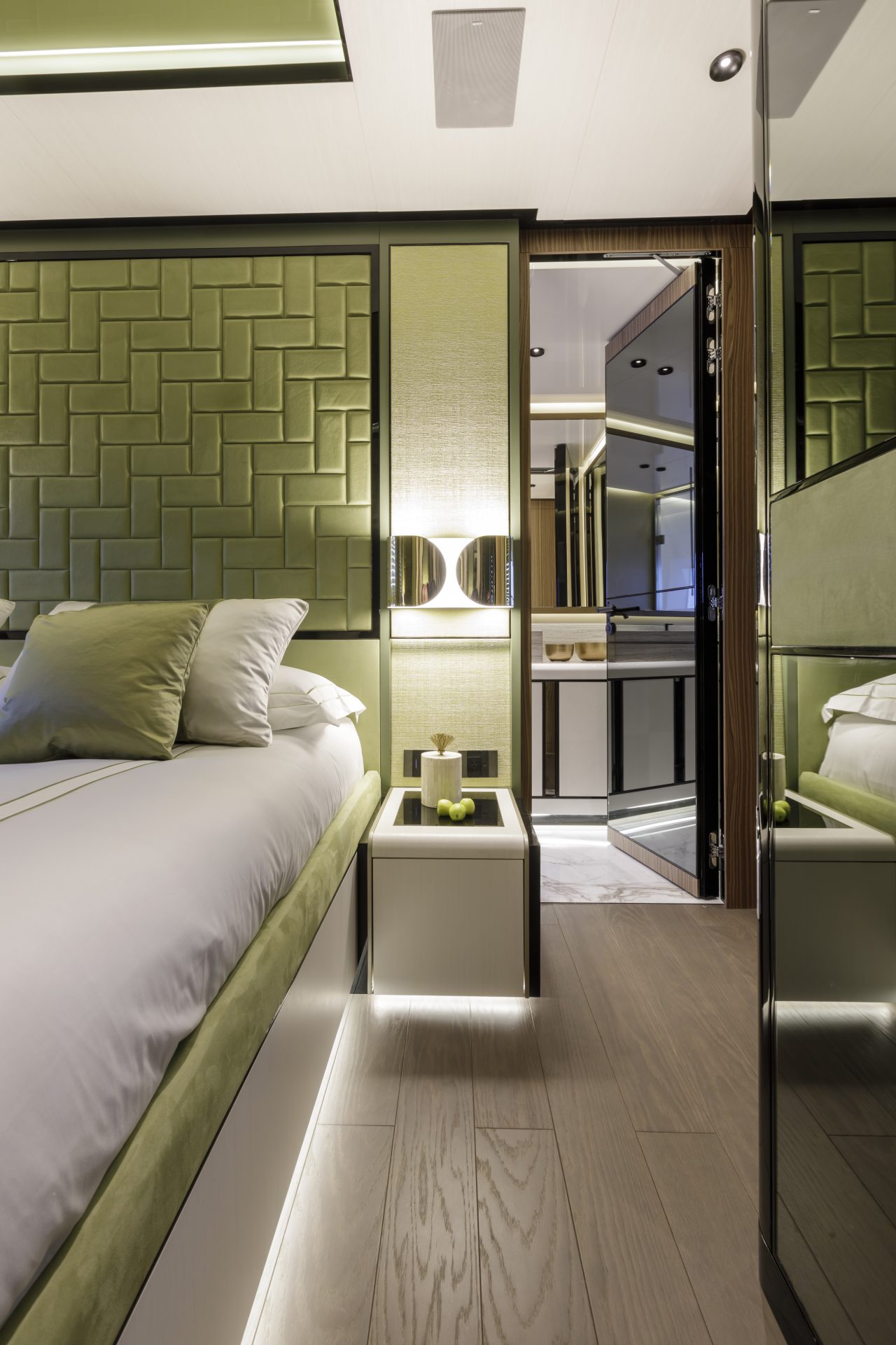 Interni lussuosi cabina yacht Mangusta con arredo verde.