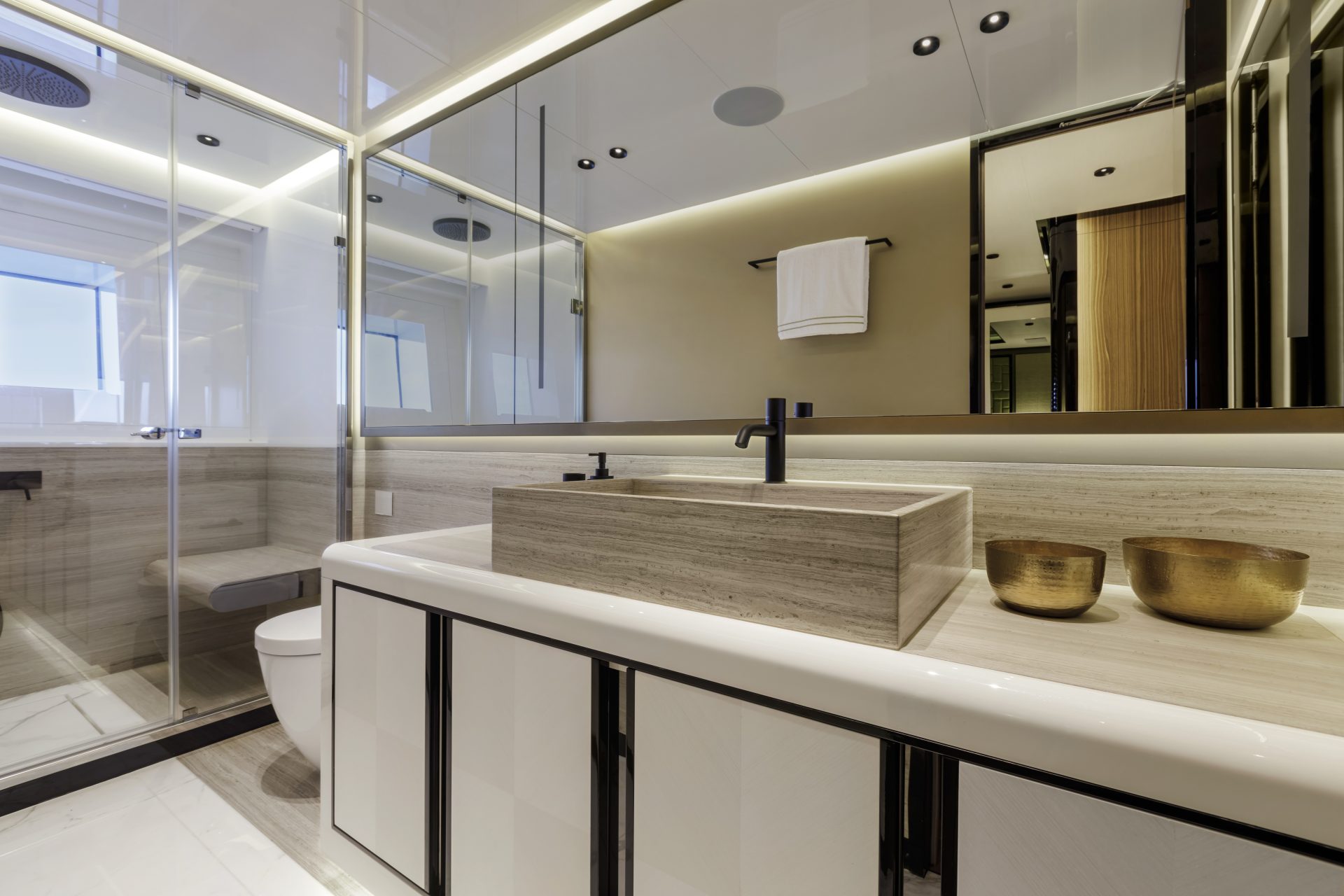 Bagno di lusso Mangusta Yachts con dettagli moderni.
