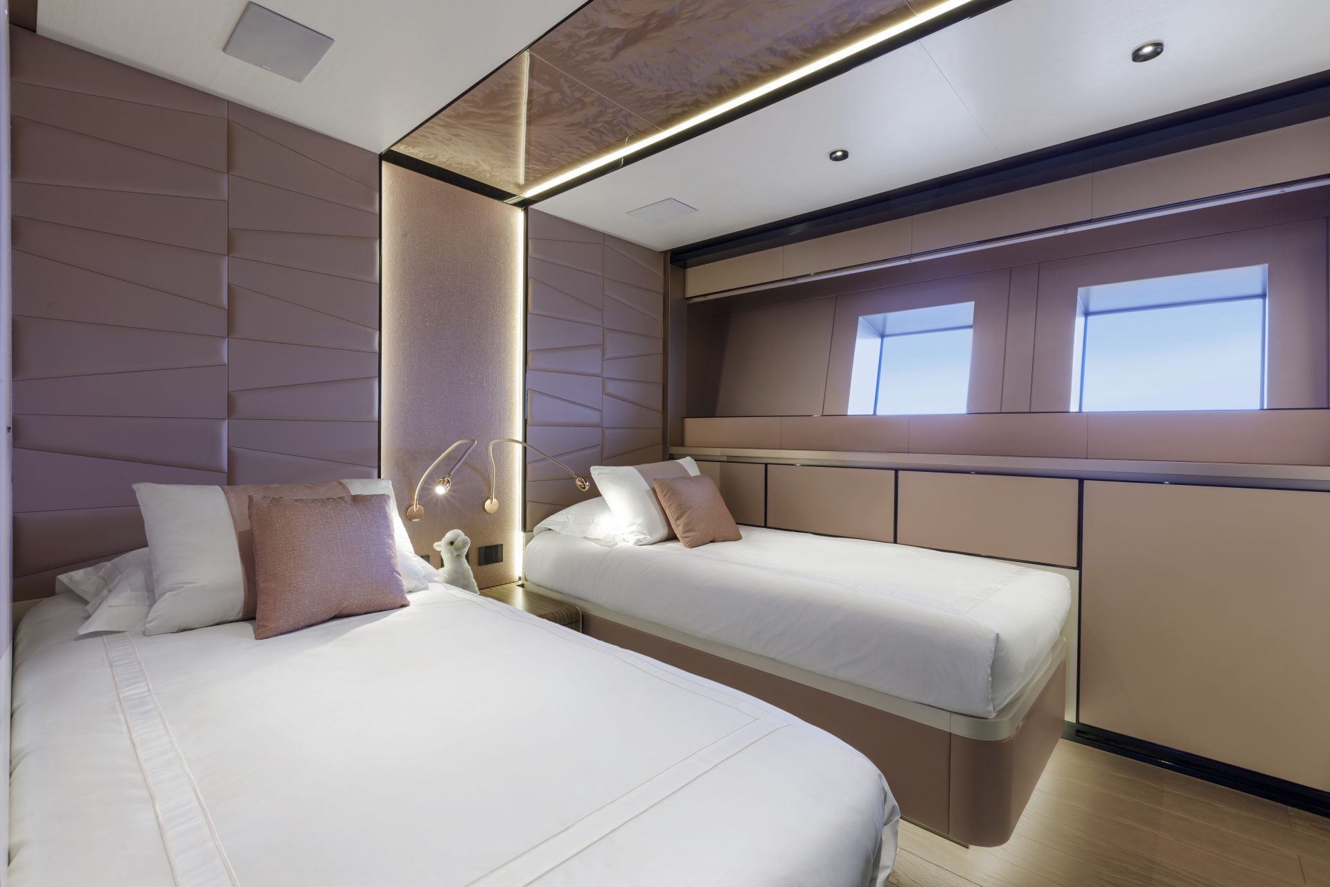 Cabina lussuosa con letti gemelli su Mangusta Yacht.