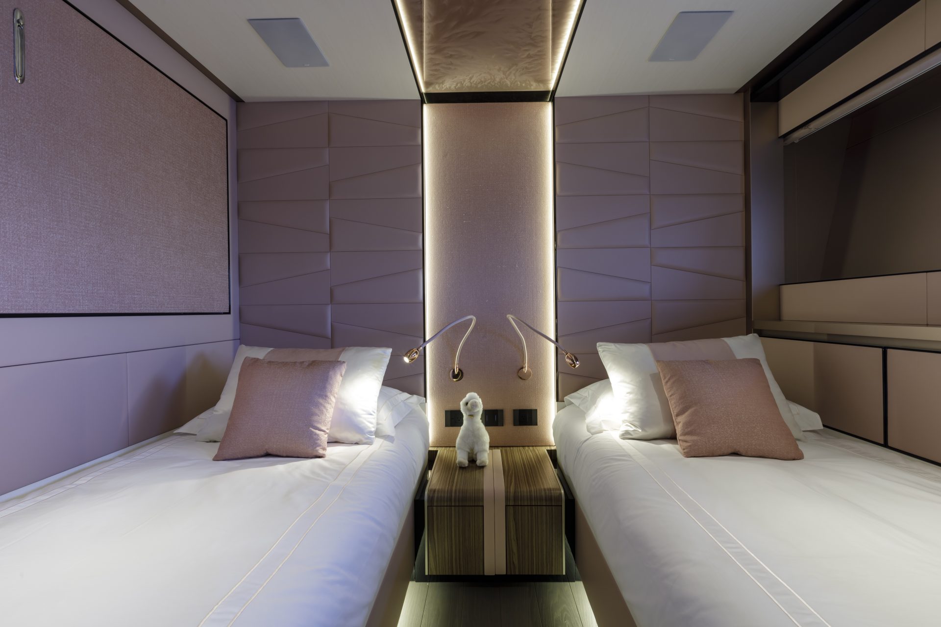 Cabina di lusso Mangusta Yachts con letti gemelli.