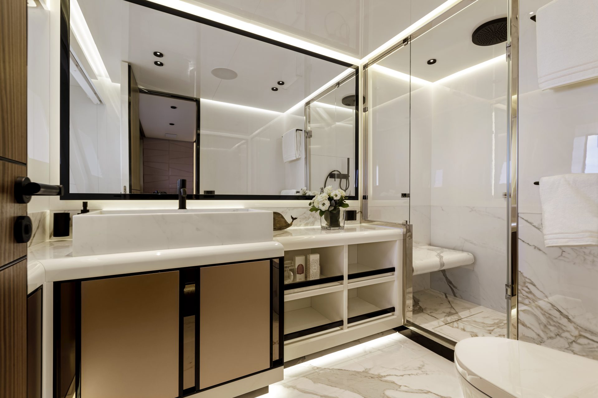 Bagno di lusso con finiture in marmo su yacht Mangusta.
