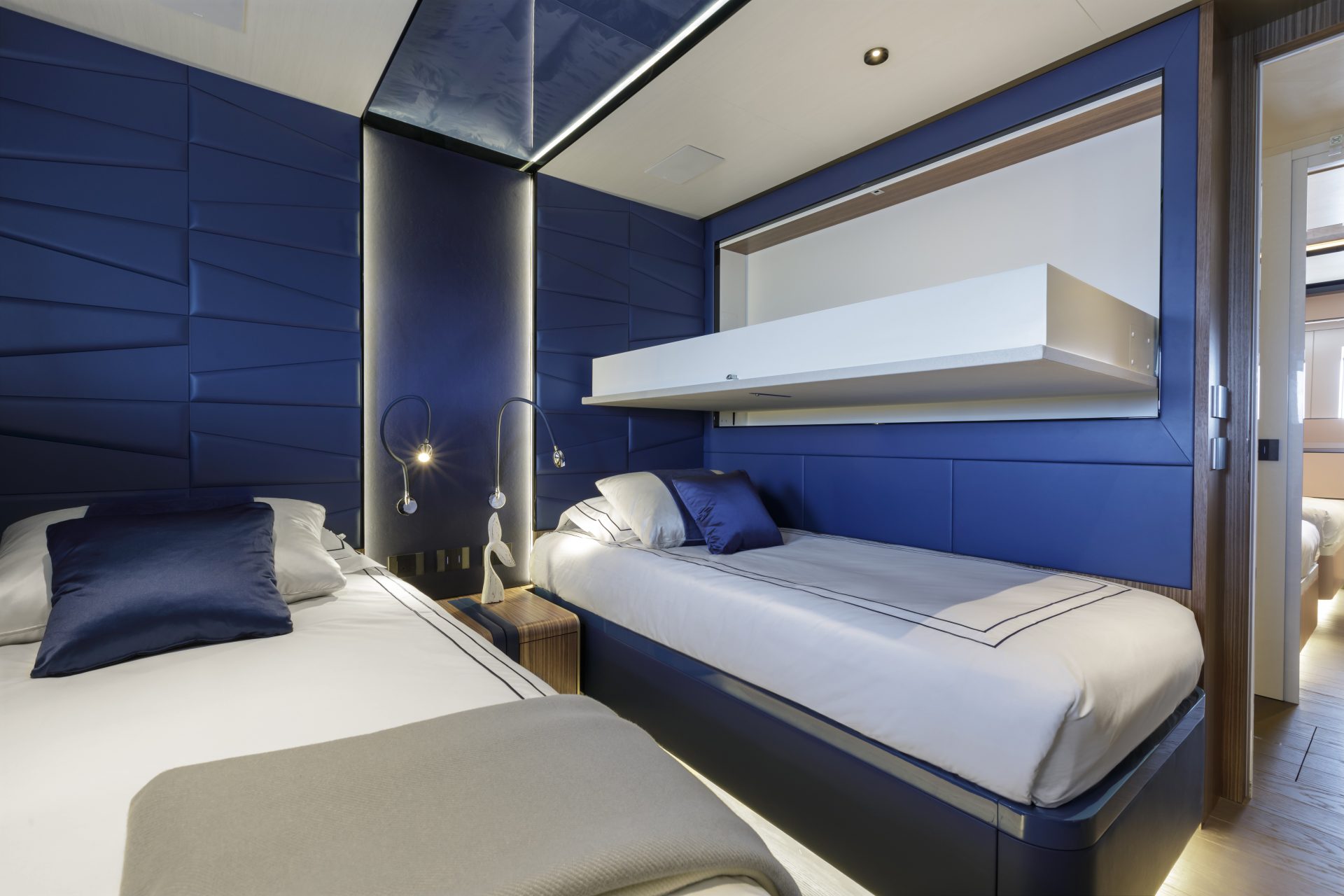 Cabina lussuosa con letti singoli su Mangusta Yacht