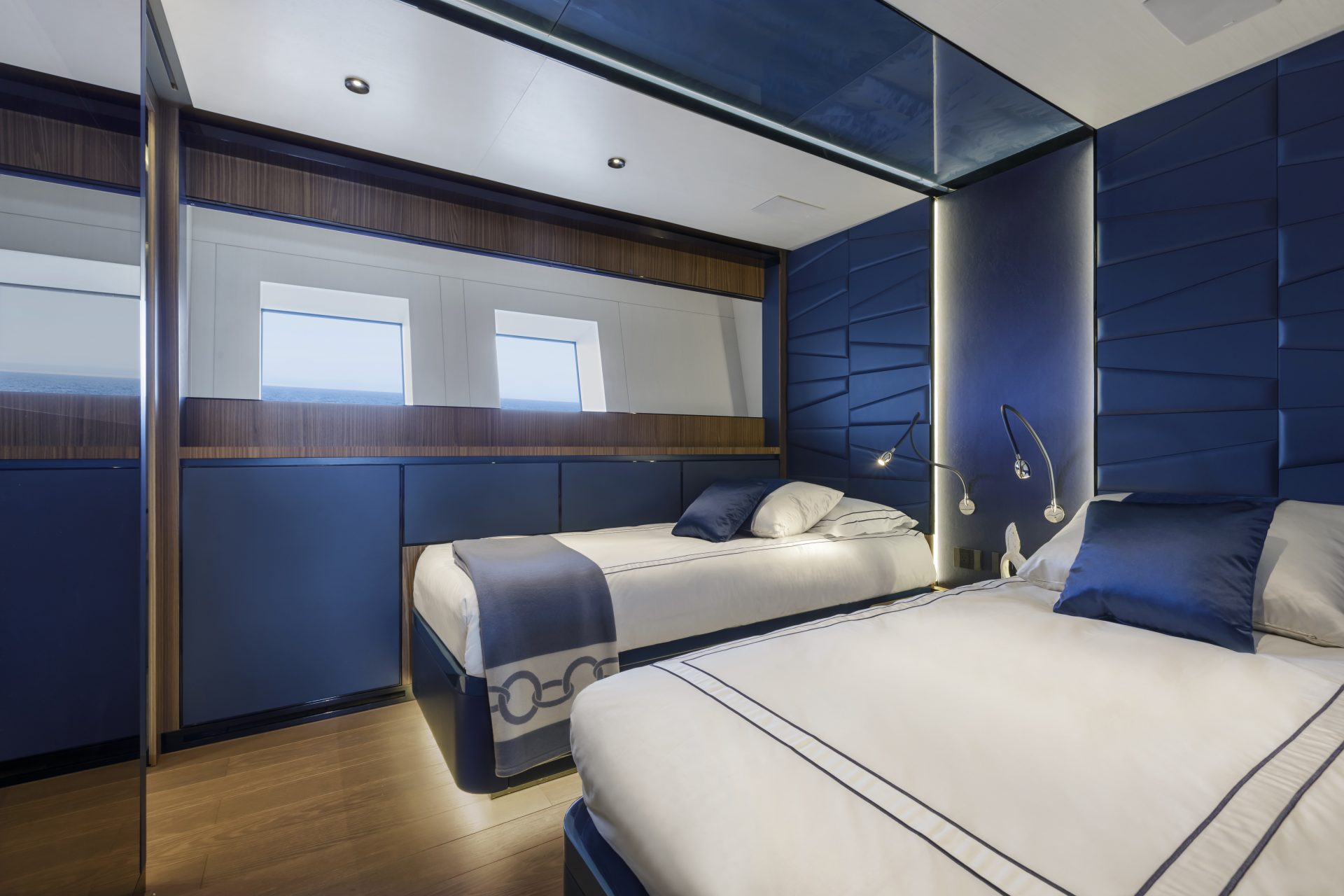 Camera doppia elegante su yacht Mangusta