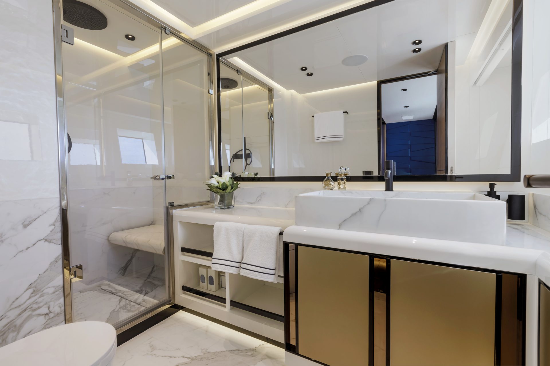 Bagno di lusso su yacht Mangusta, design elegante.