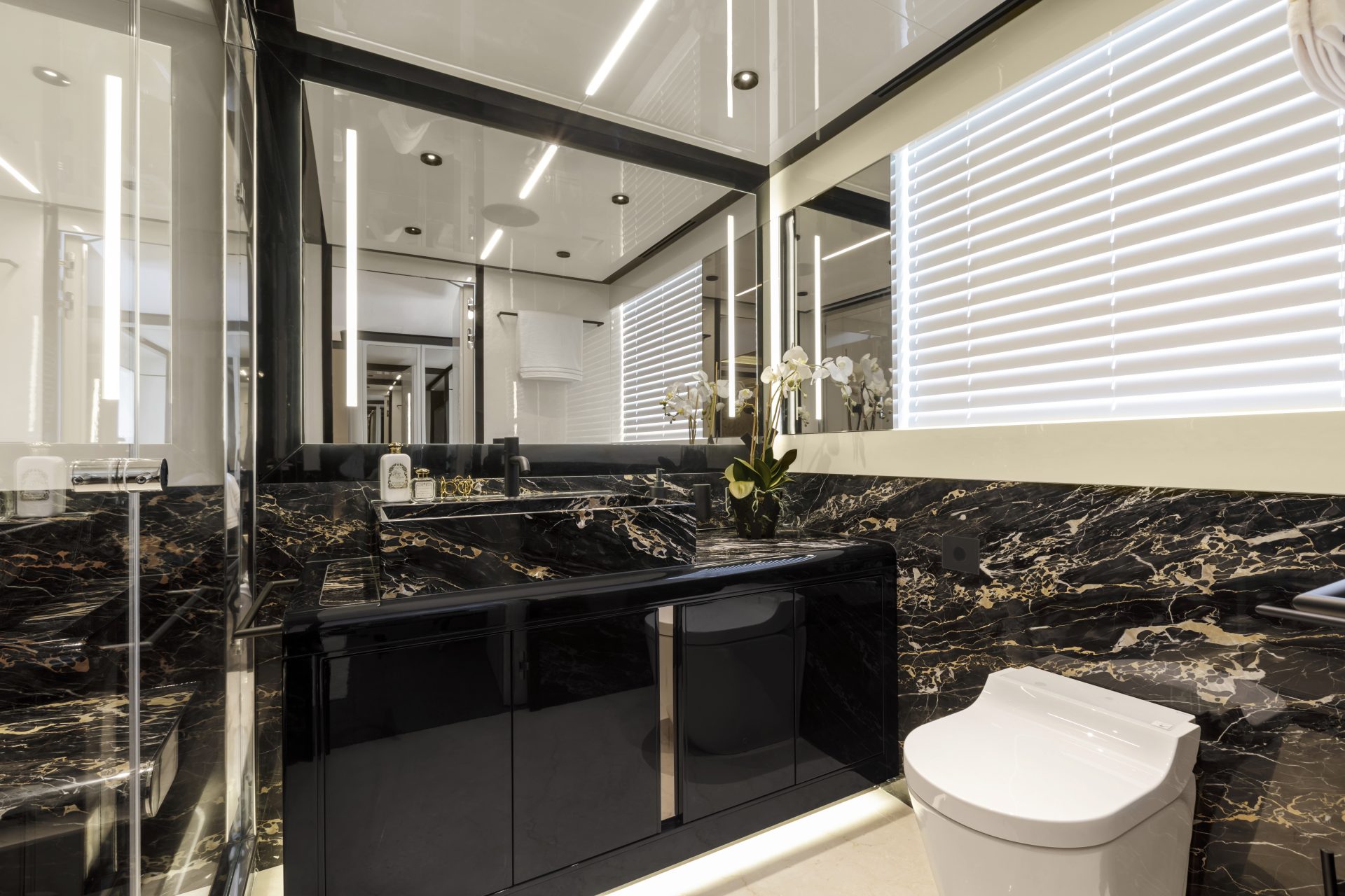 Bagno lussuoso in marmo nero su yacht Mangusta