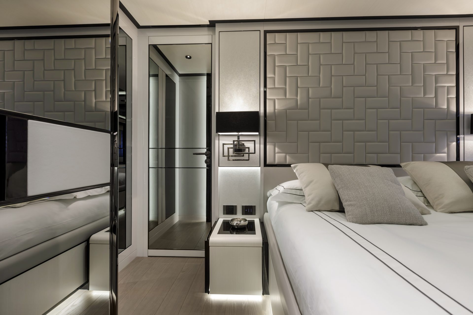 Cabina lusso Mangusta Yachts, design moderno elegante.