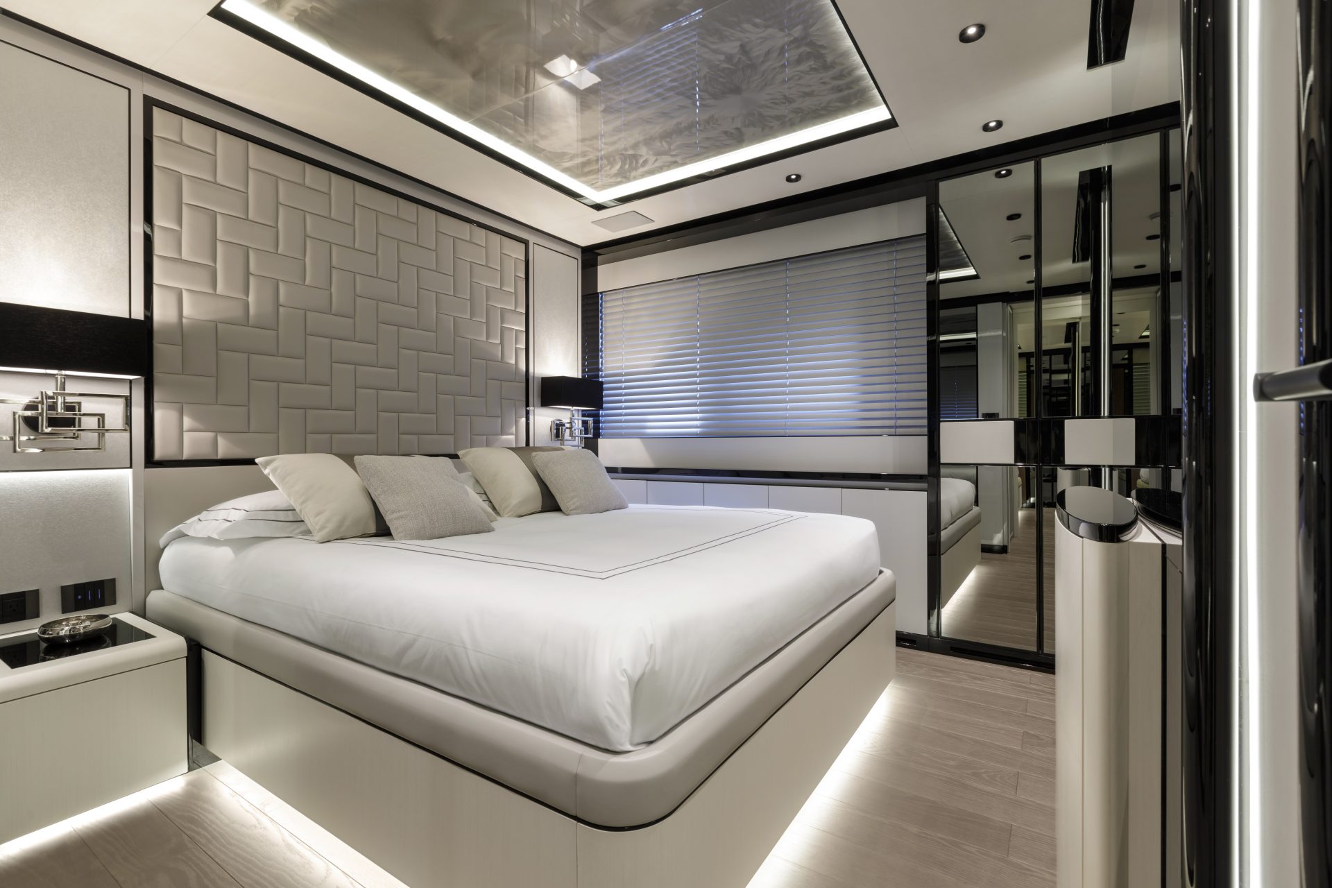 Cabina lussuosa con letto matrimoniale su yacht Mangusta.