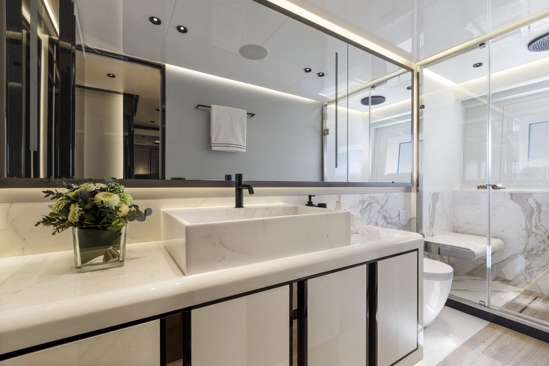 Bagno lussuoso con finiture in marmo di Mangusta Yachts.