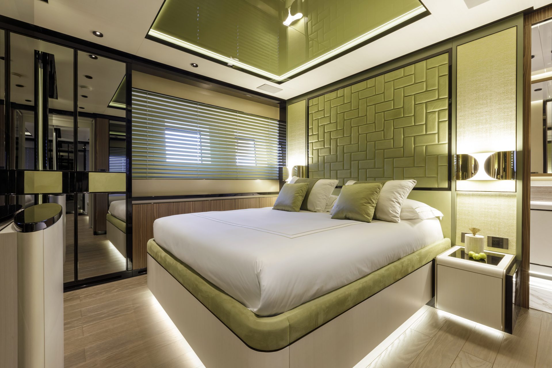 Cabina lussuosa Mangusta Yachts con letto matrimoniale.