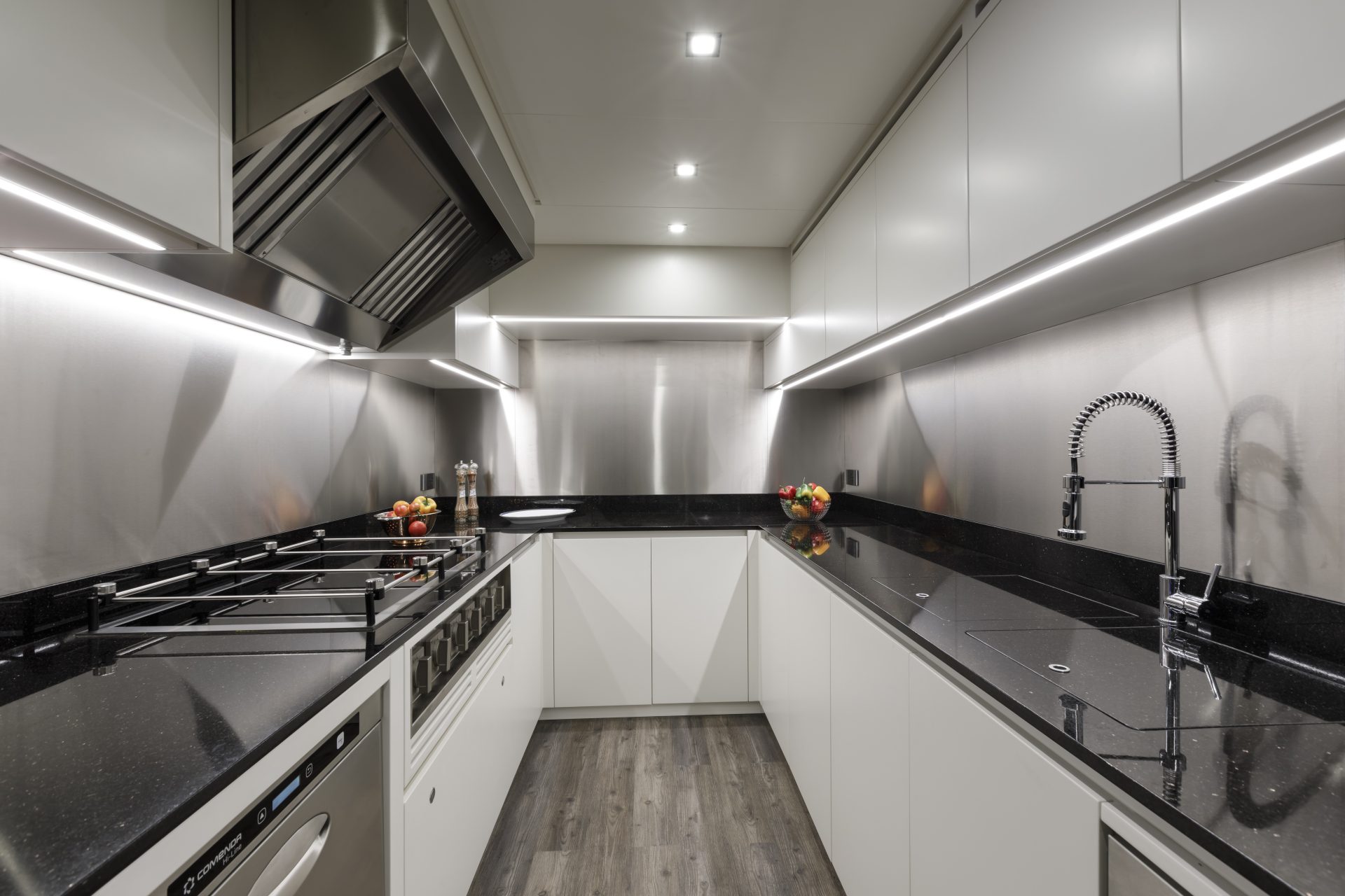 Cucina moderna su Mangusta Yachts con finiture eleganti.
