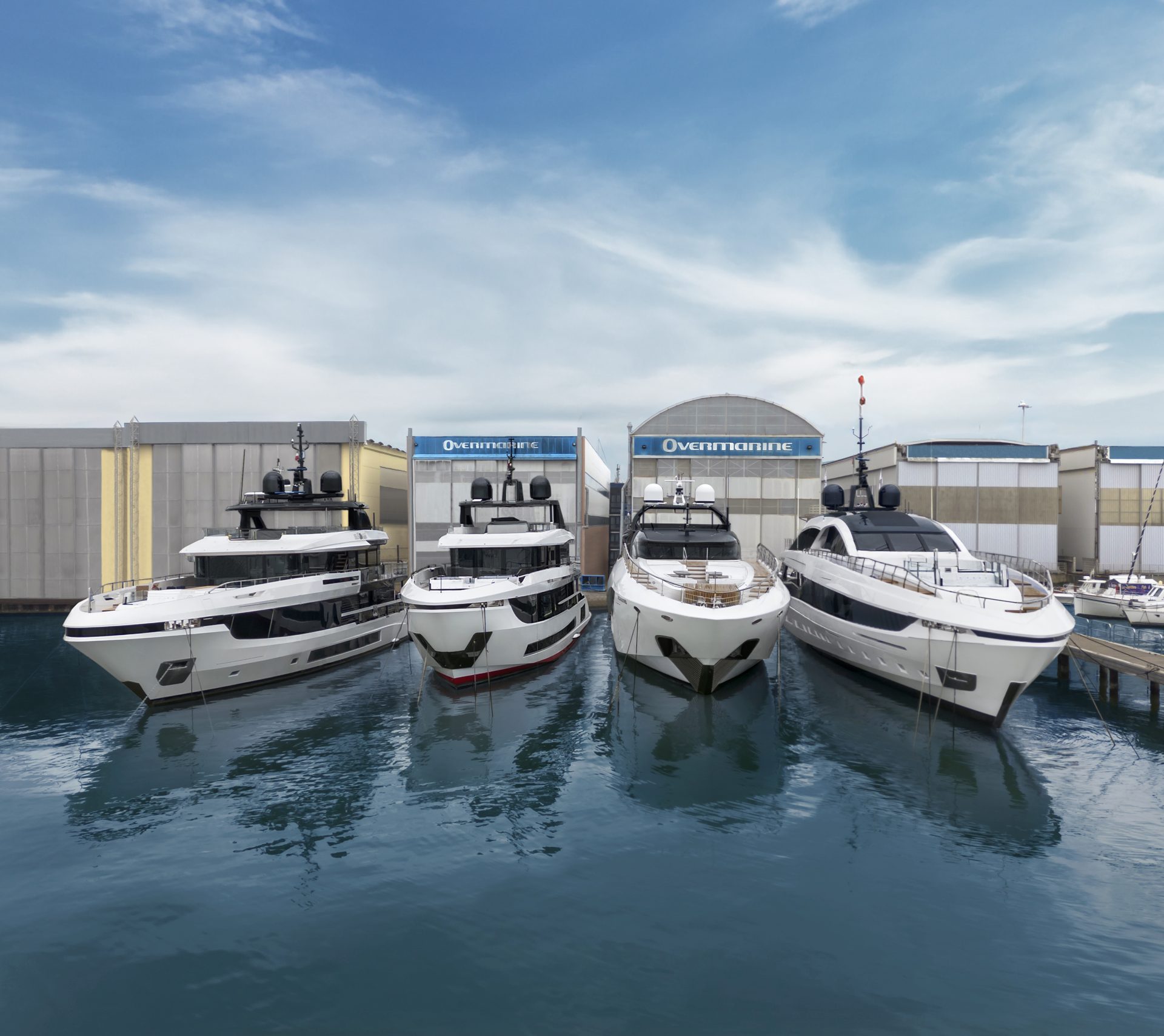 Quattro lussuosi yacht Mangusta in cantiere navale.