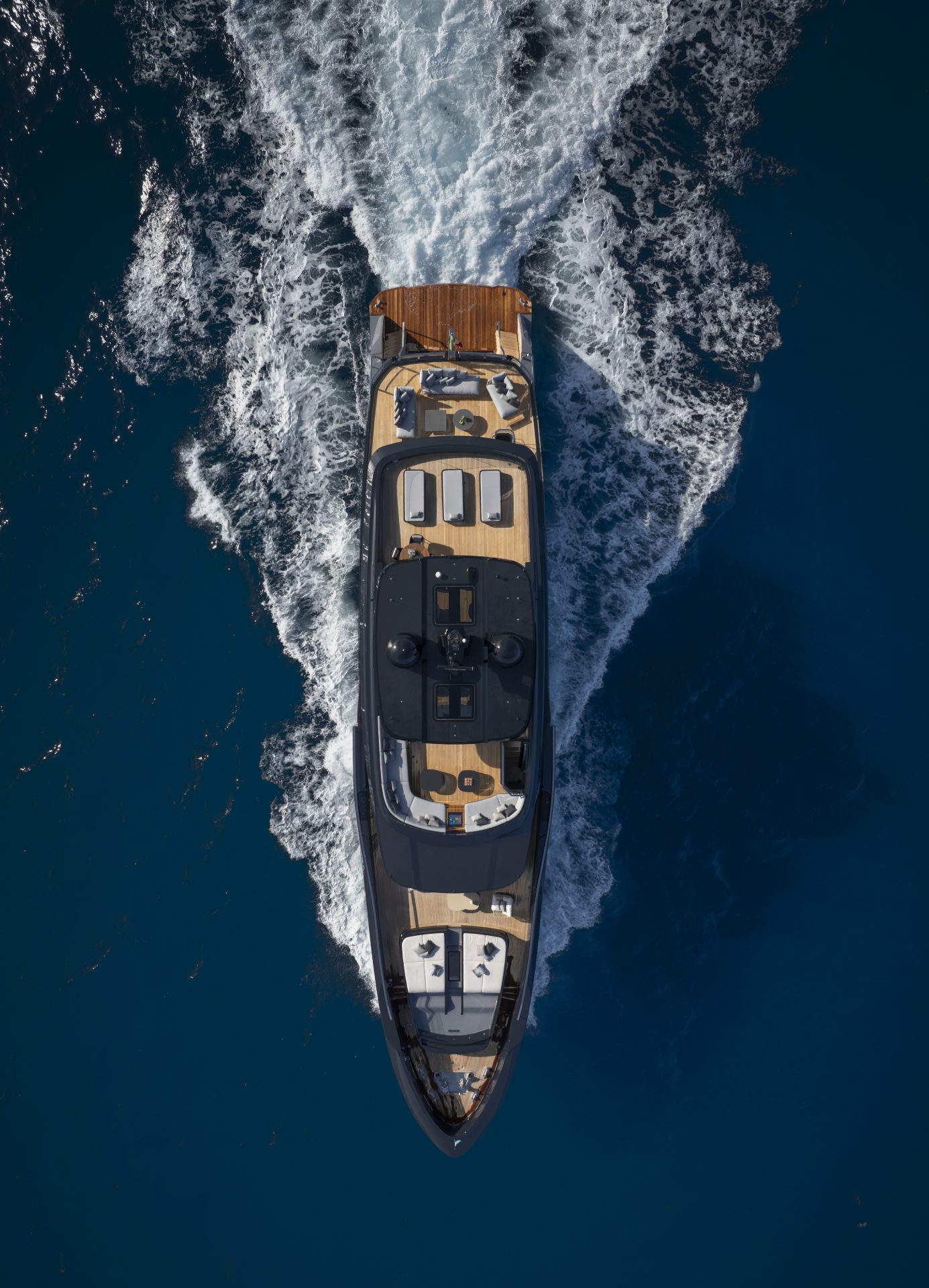 Yacht Mangusta solca il mare con eleganza.