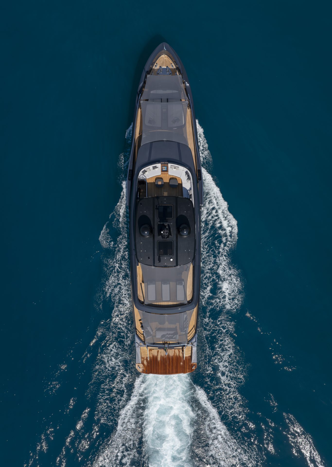 Yacht Mangusta in navigazione visto dall'alto.