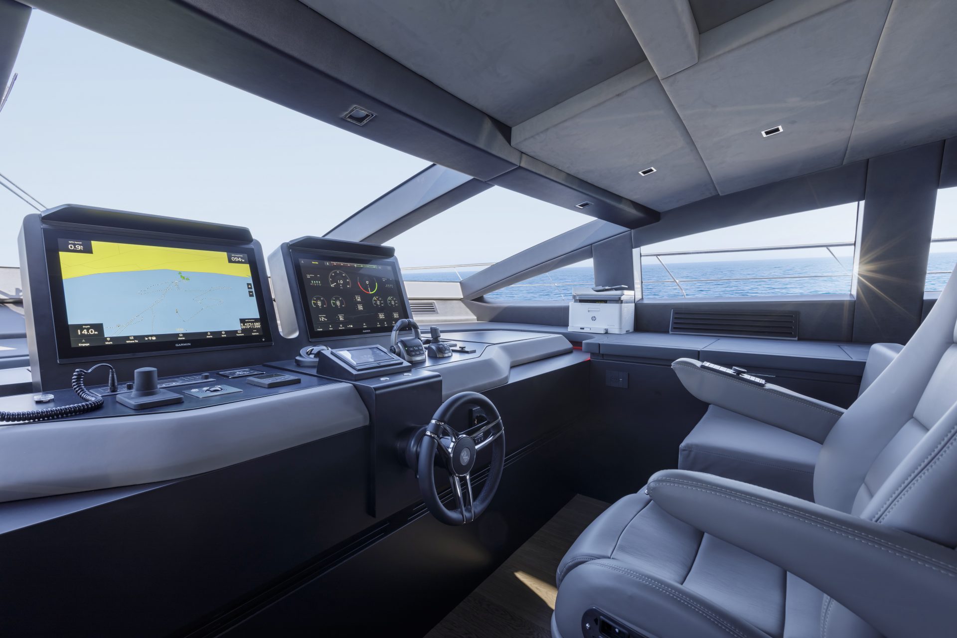 Plancia di comando Mangusta Yachts sul mare.