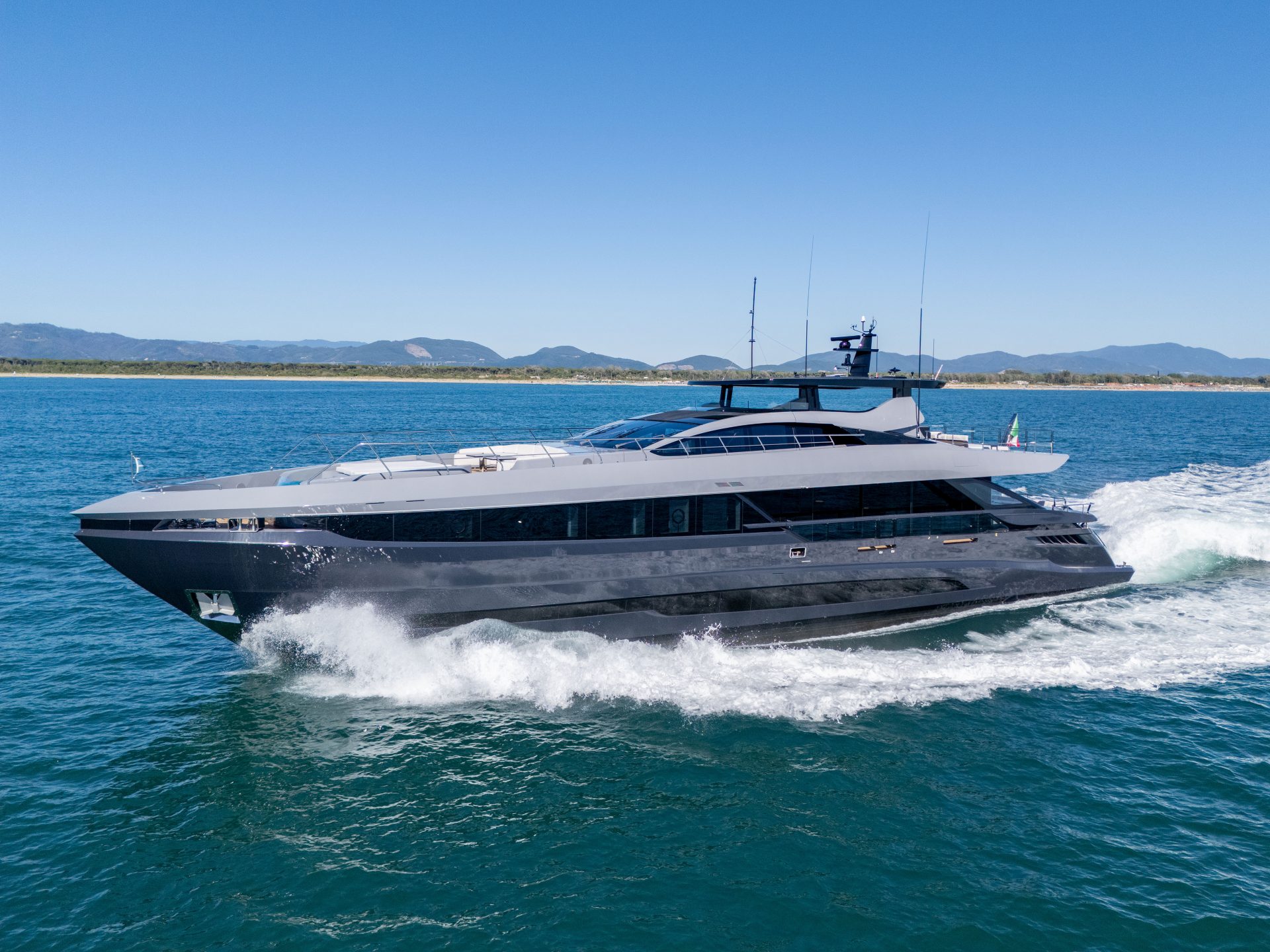 Yacht Mangusta in navigazione sul mare aperto.
