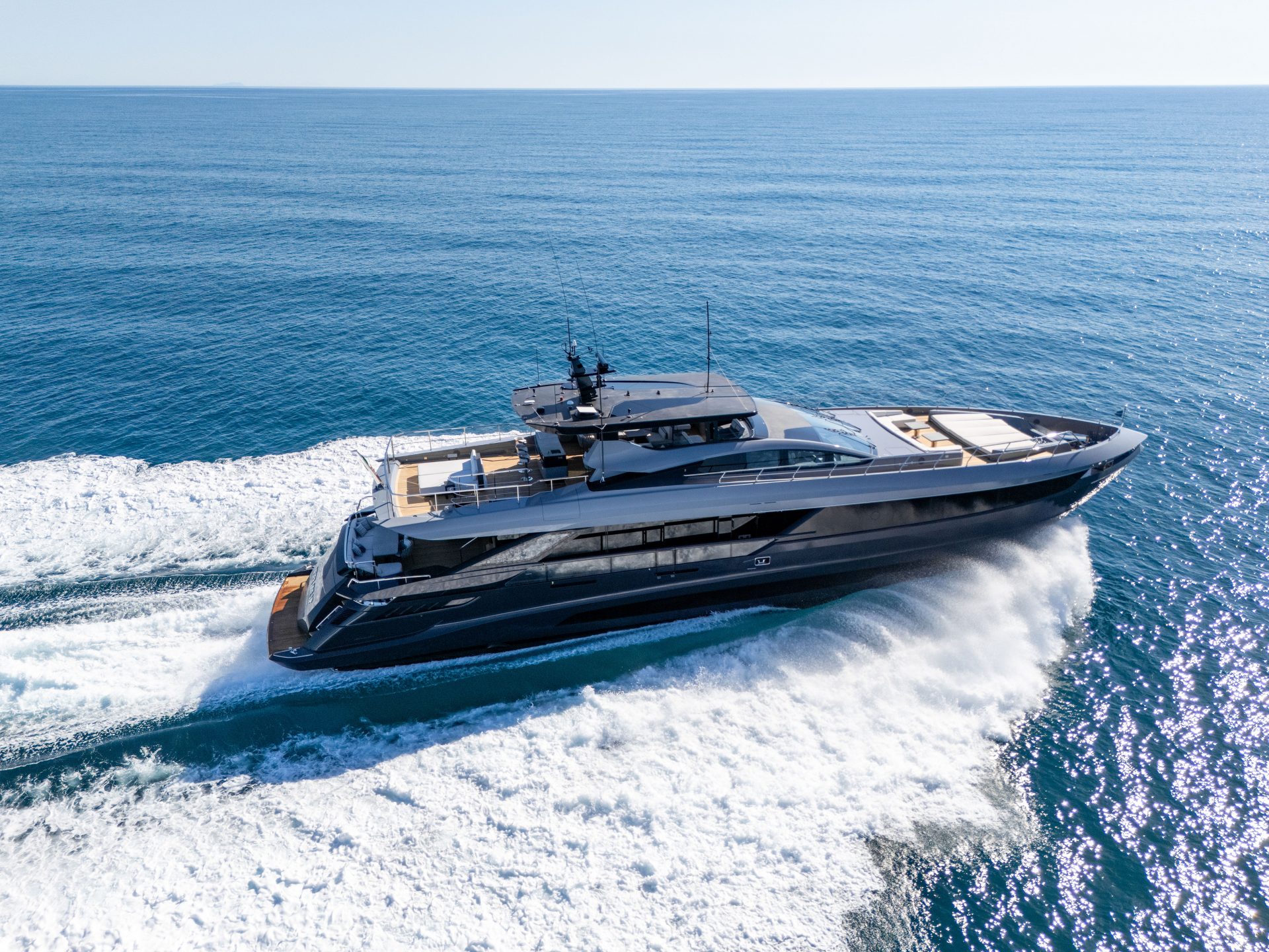 Yacht Mangusta in navigazione sul mare aperto