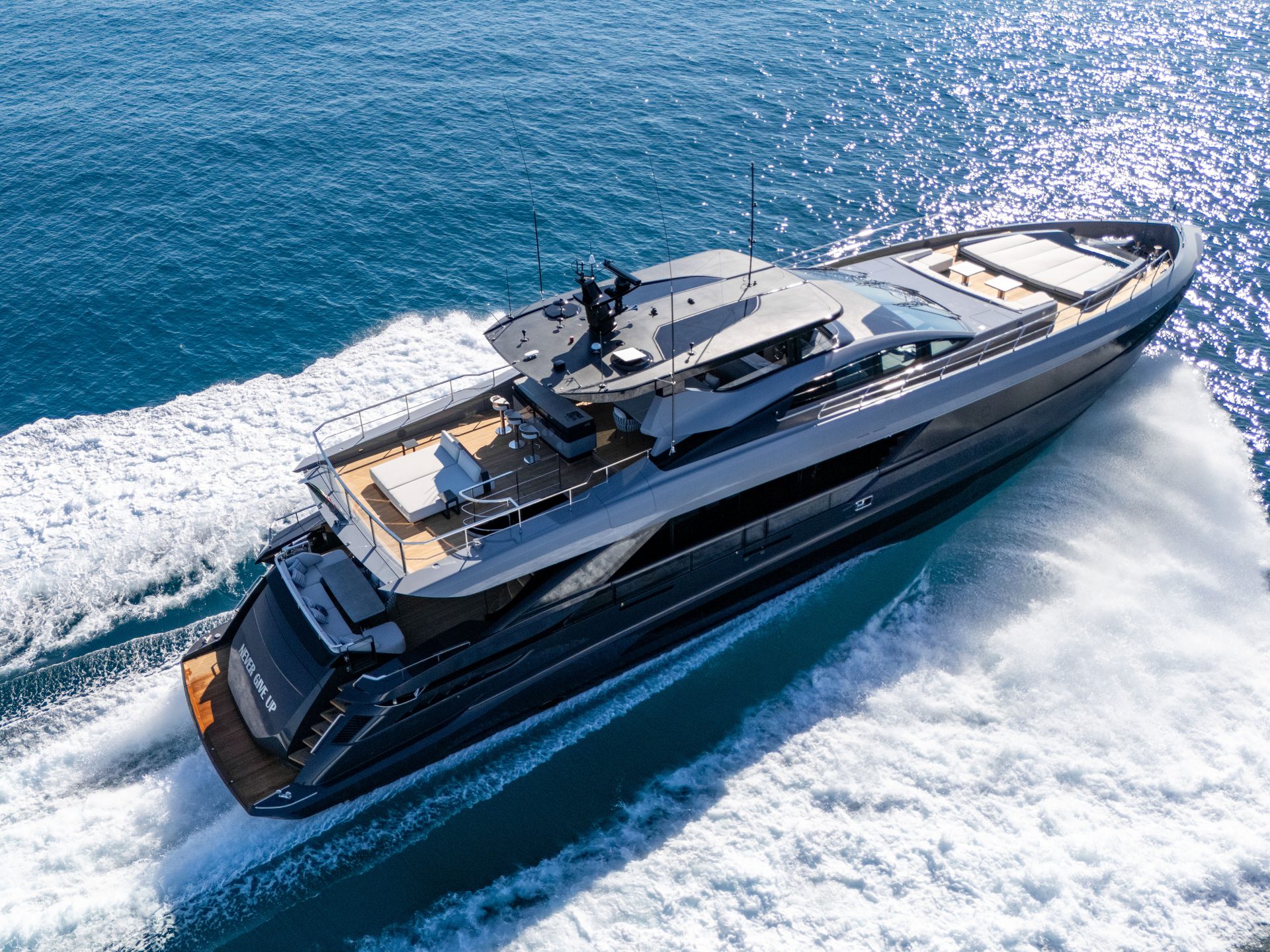 Yacht Mangusta 104 in navigazione su acque azzurre.