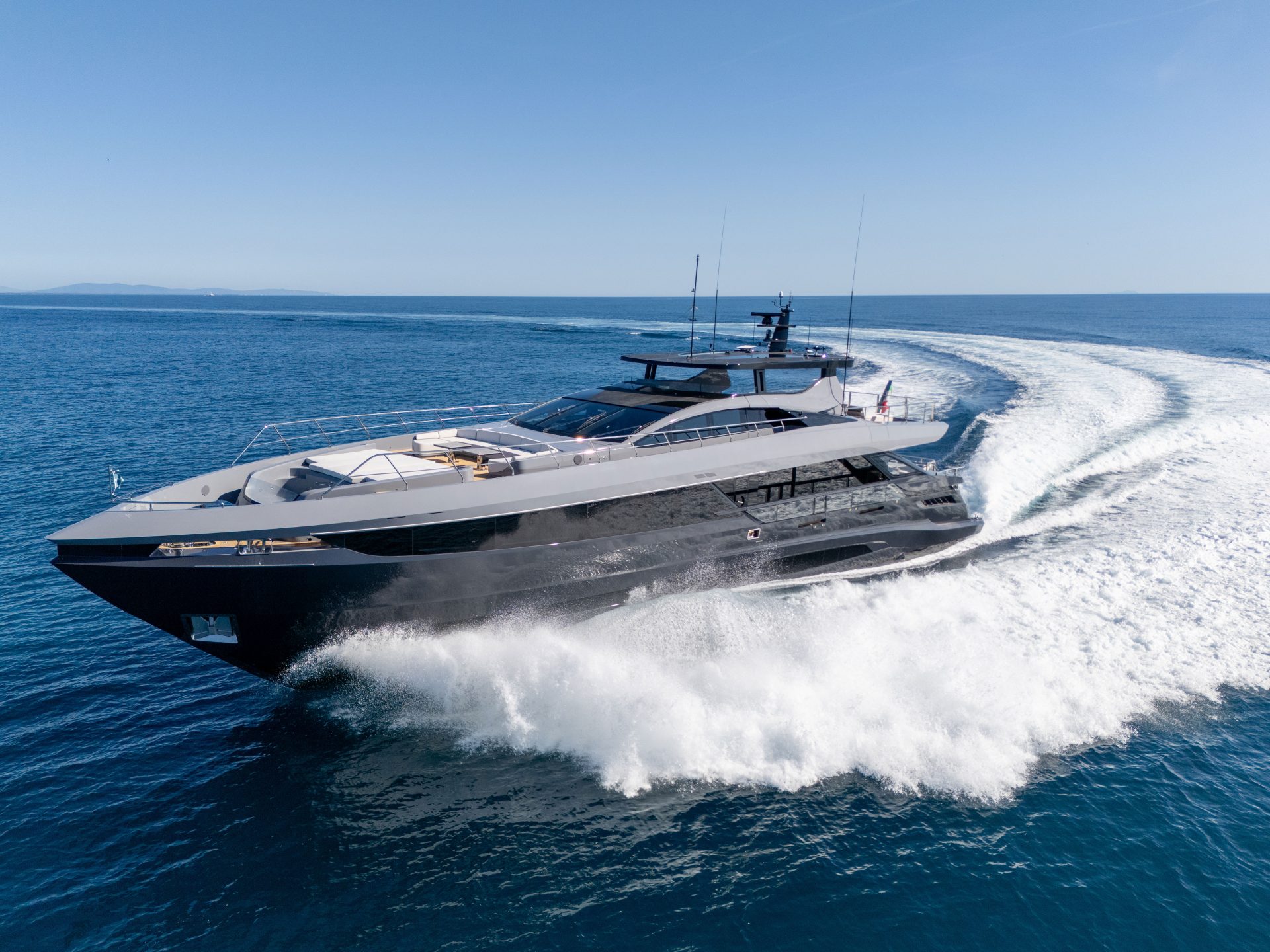 Yacht Mangusta naviga velocemente nel mare blu.
