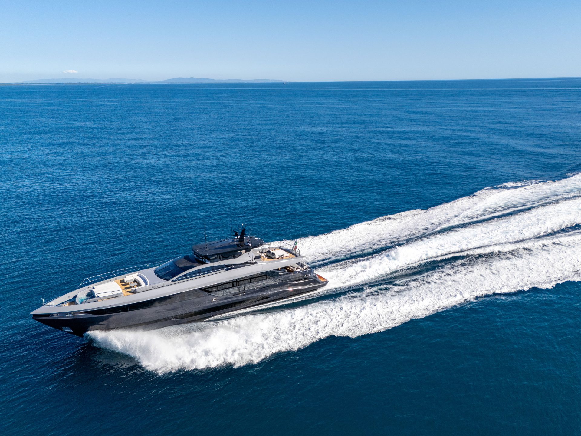 Yacht Mangusta naviga veloce in mare aperto.