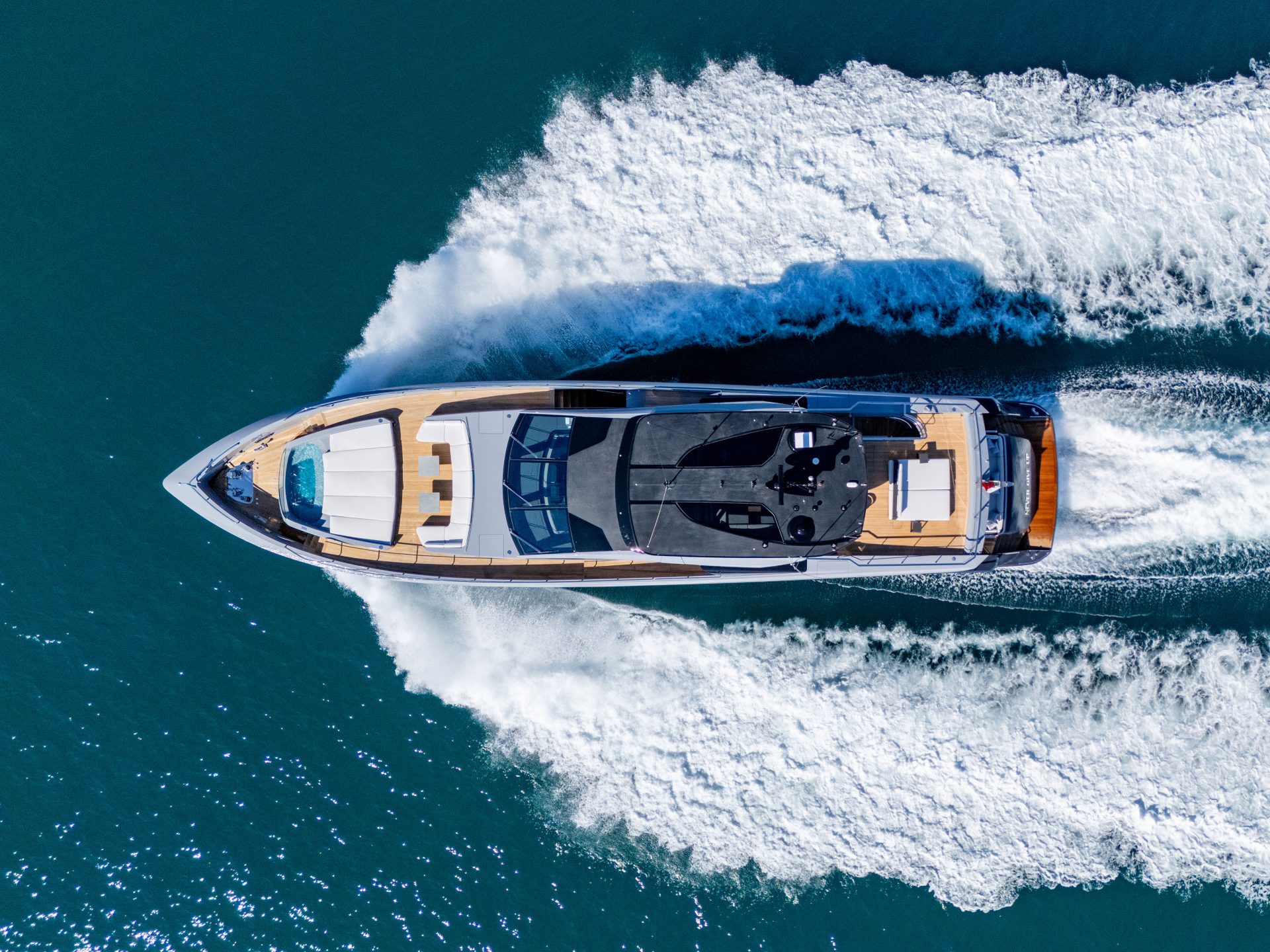 Mangusta Yachts navigante in velocità su mare aperto.