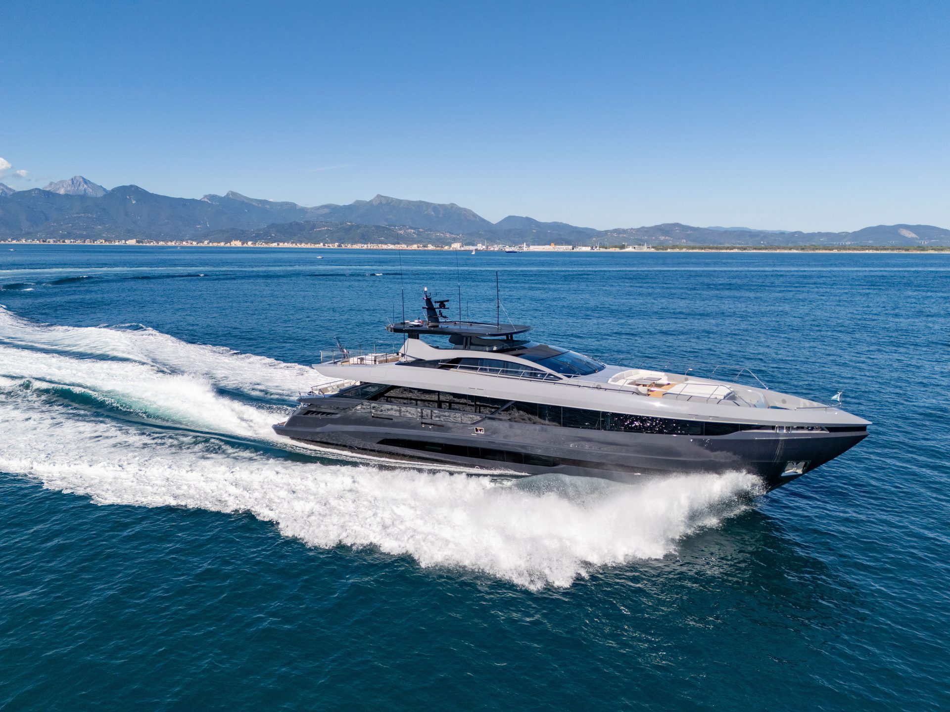 Yacht Mangusta in navigazione su mare aperto