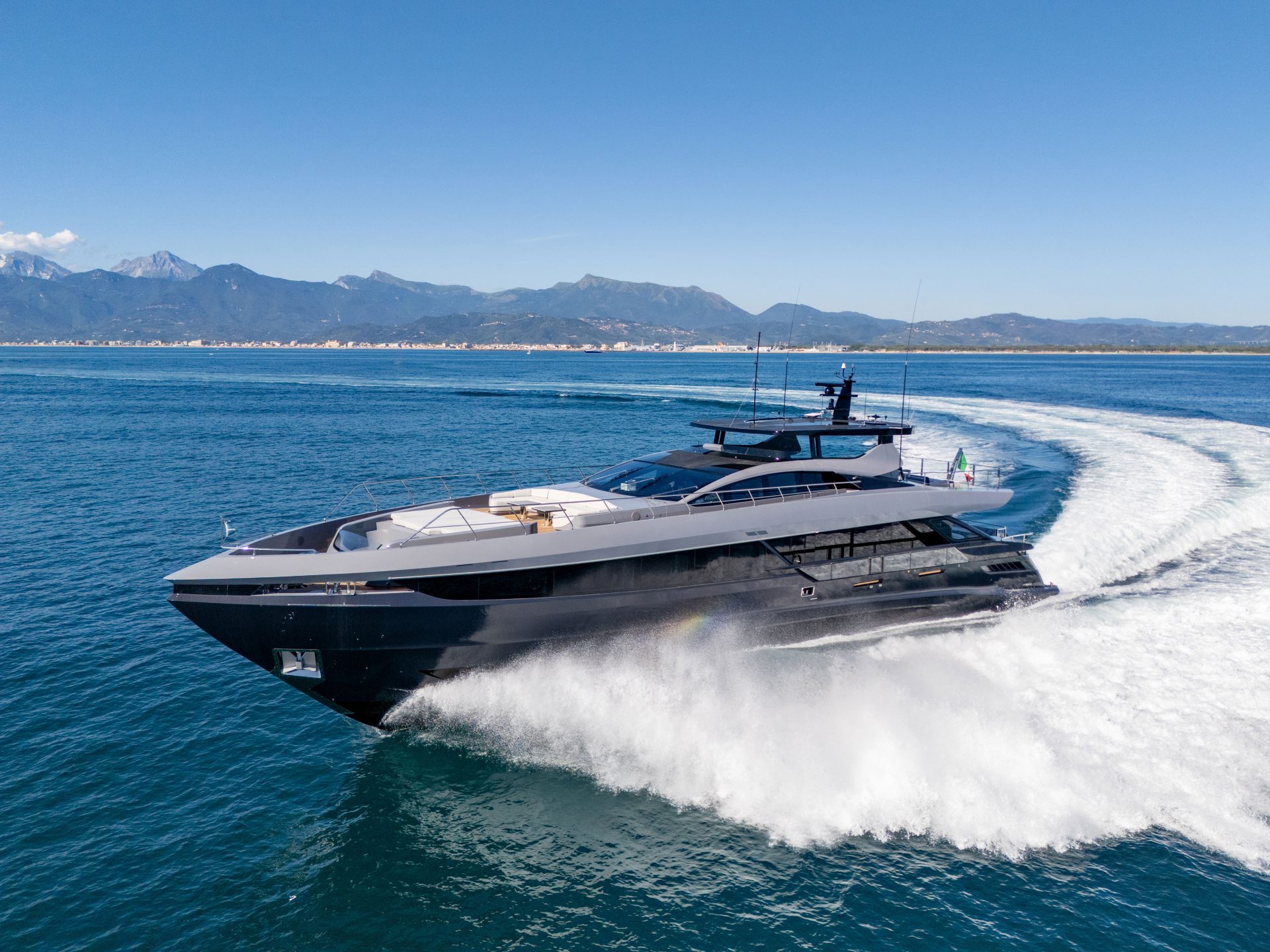 Yacht Mangusta elegante in mare aperto