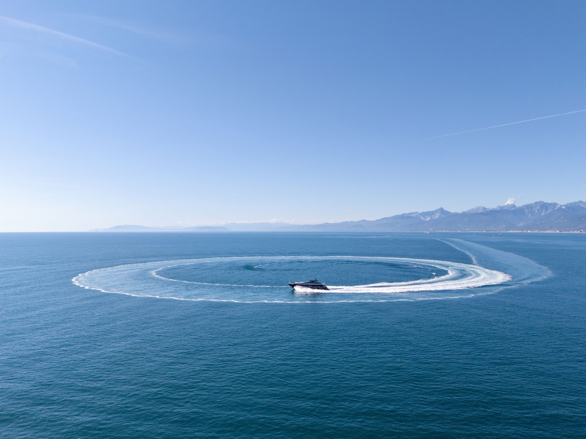 Yacht Mangusta in velocità tra le onde del mare