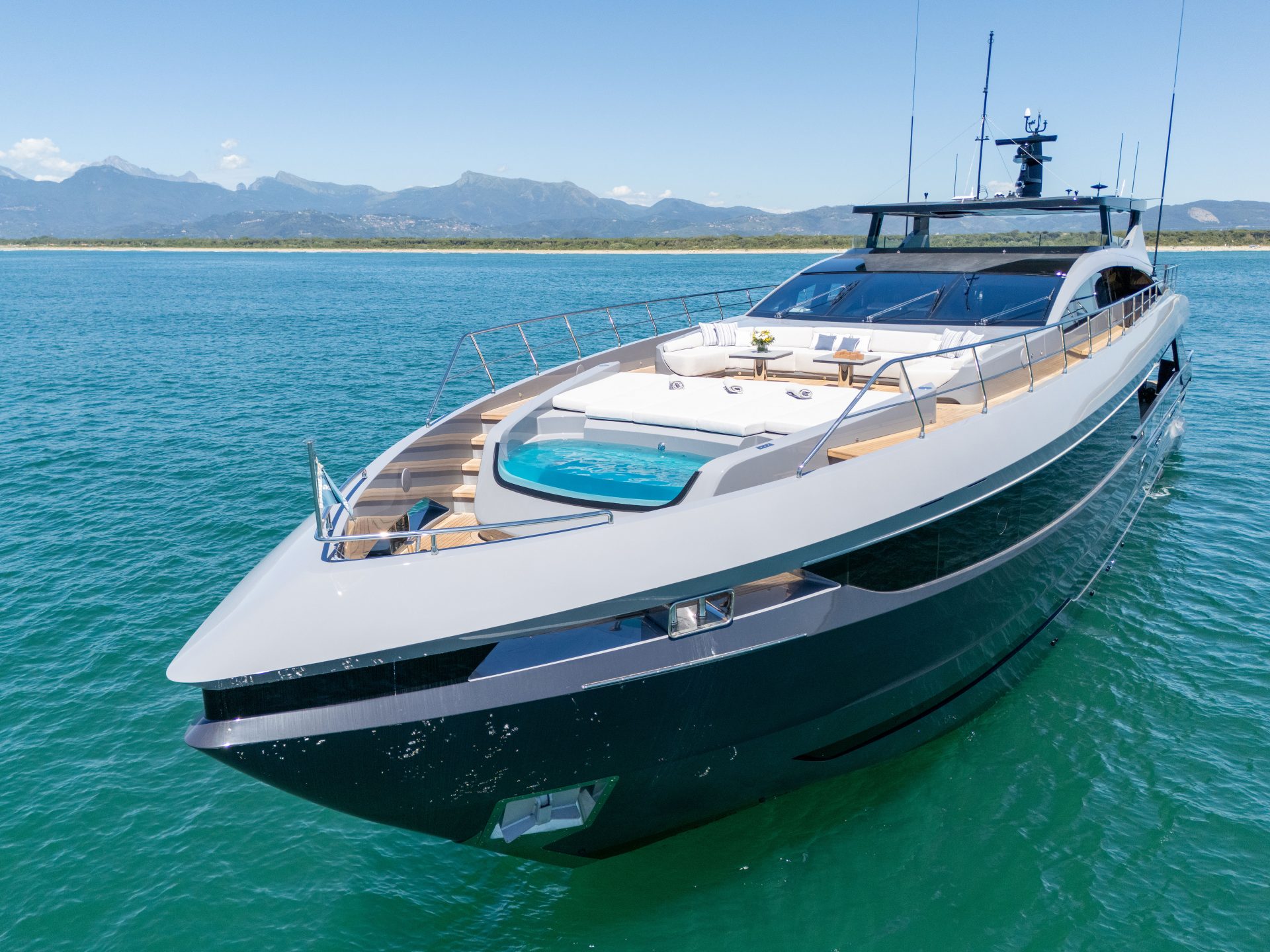 Yacht Mangusta in navigazione su mare cristallino.