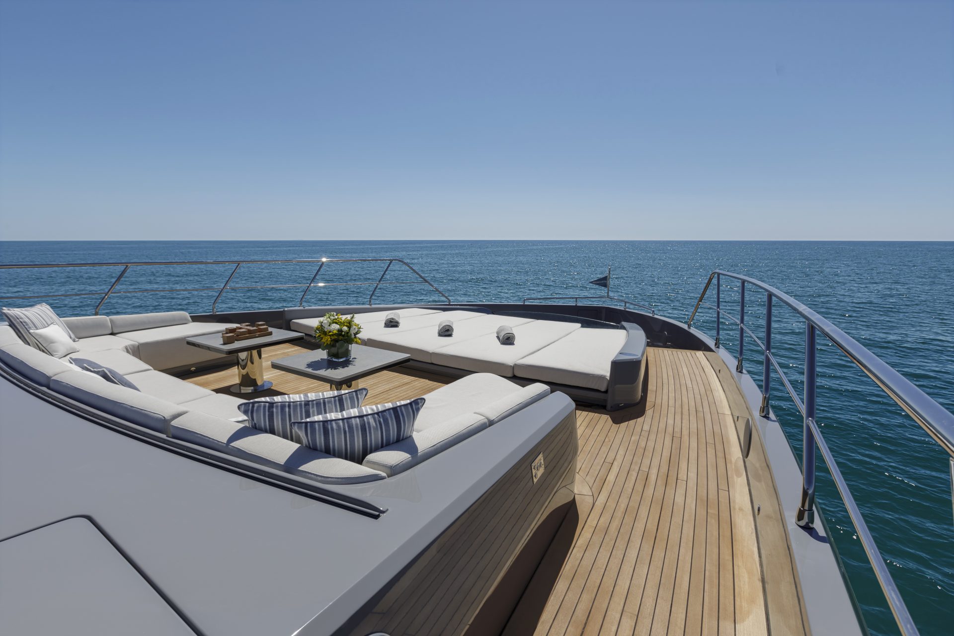 Terrazza yacht Mangusta con vista mare e lettini