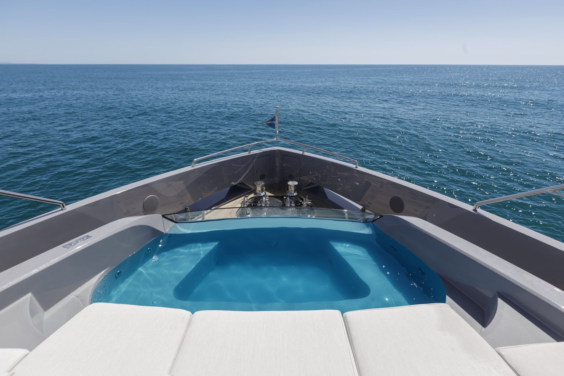 Jacuzzi a prua di uno yacht Mangusta sul mare.