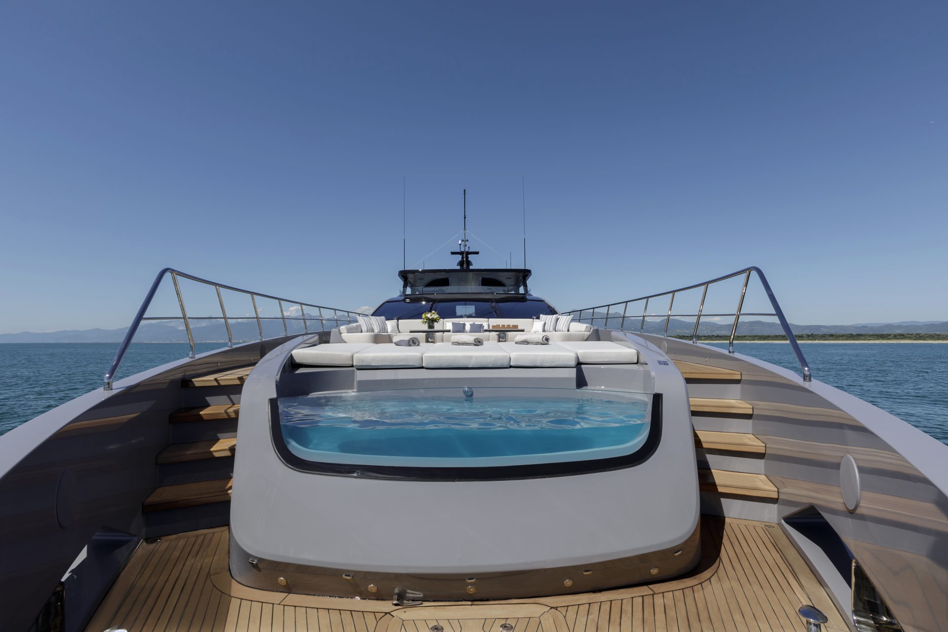 Jacuzzi sul ponte di lusso dello yacht Mangusta