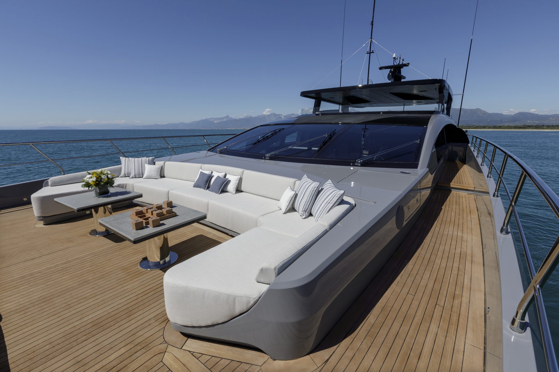Area relax su yacht Mangusta sul mare.