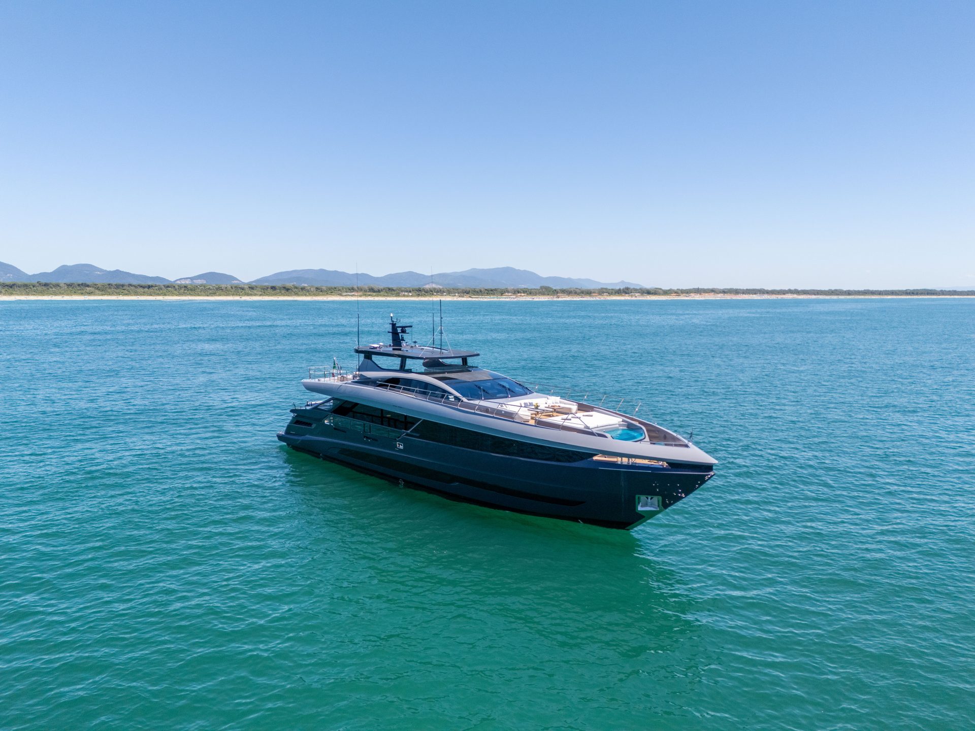 Yacht di lusso Mangusta in mare aperto
