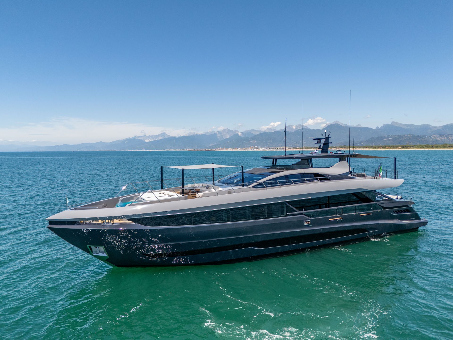 Yacht Mangusta elegante in mare aperto