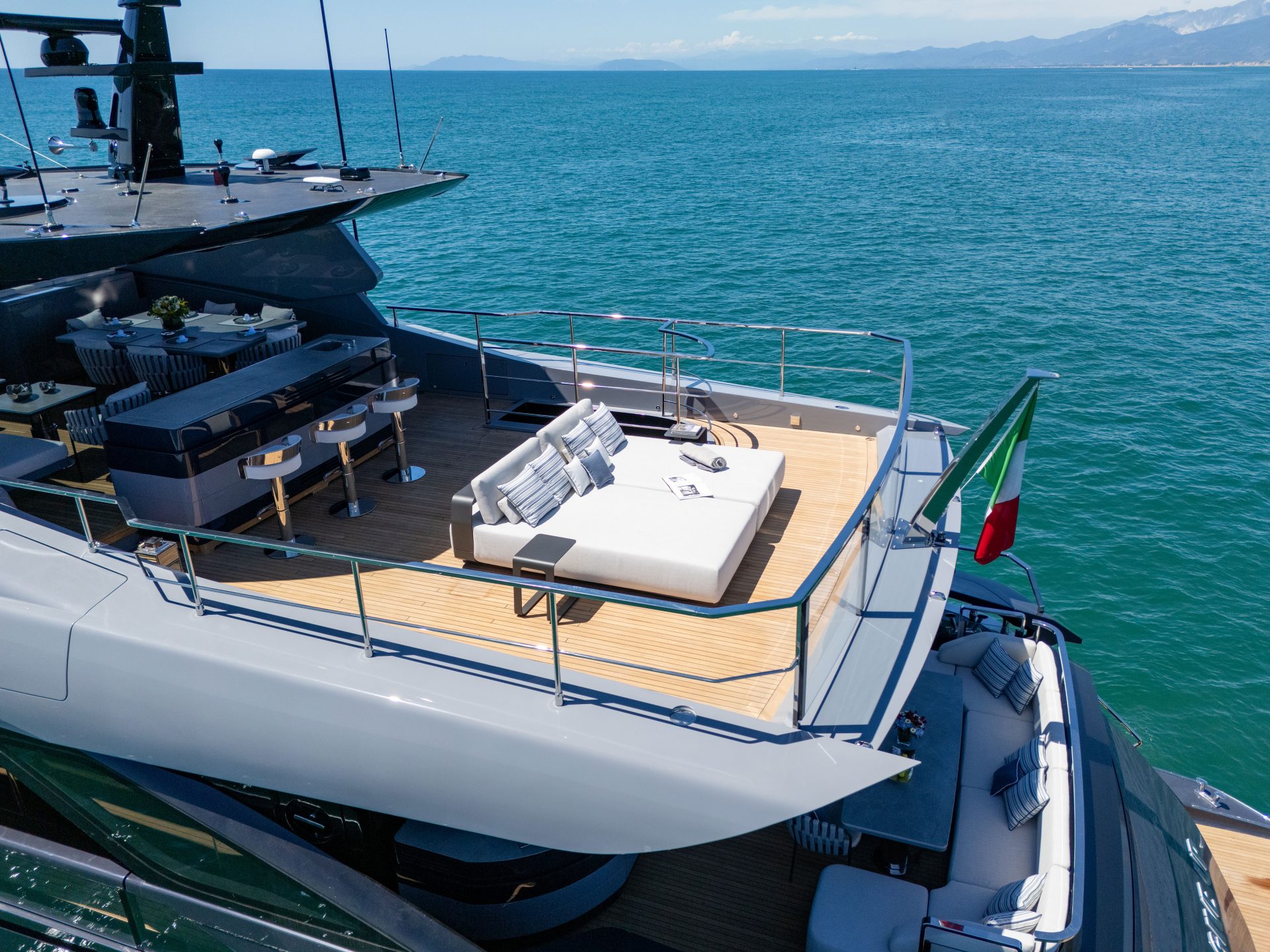 Terrazza di lusso su yacht Mangusta nel mare blu