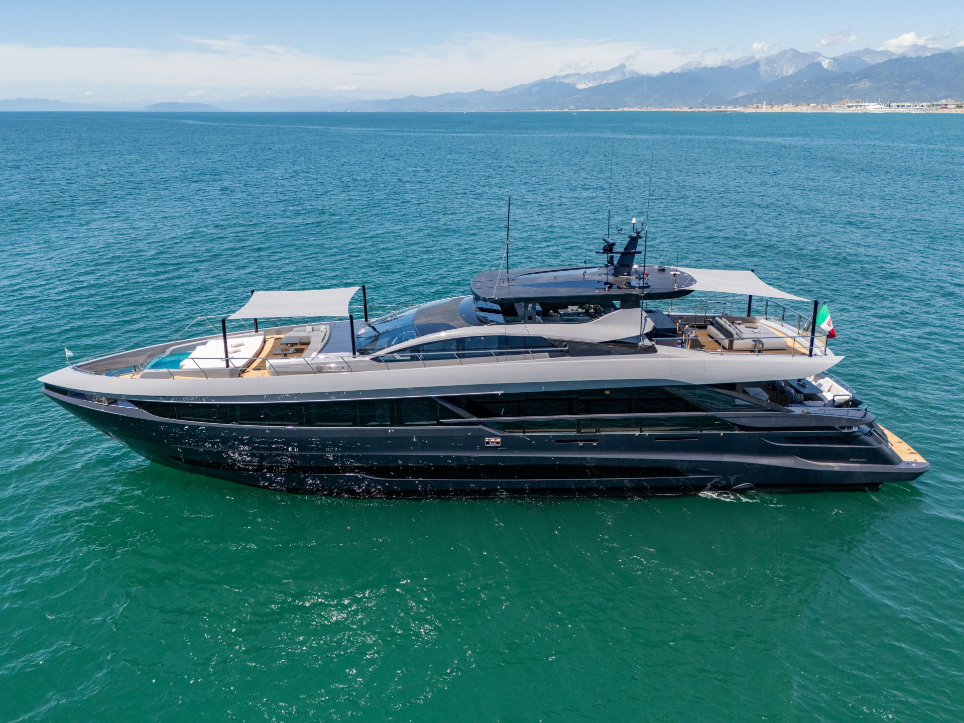 Yacht Mangusta in navigazione su mare turchese